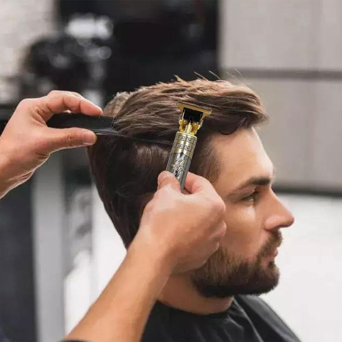 Ein Mann bekommt seine Haare mit einem Trimmer geschnitten. Ein Kamm und eine Hand sind sichtbar.