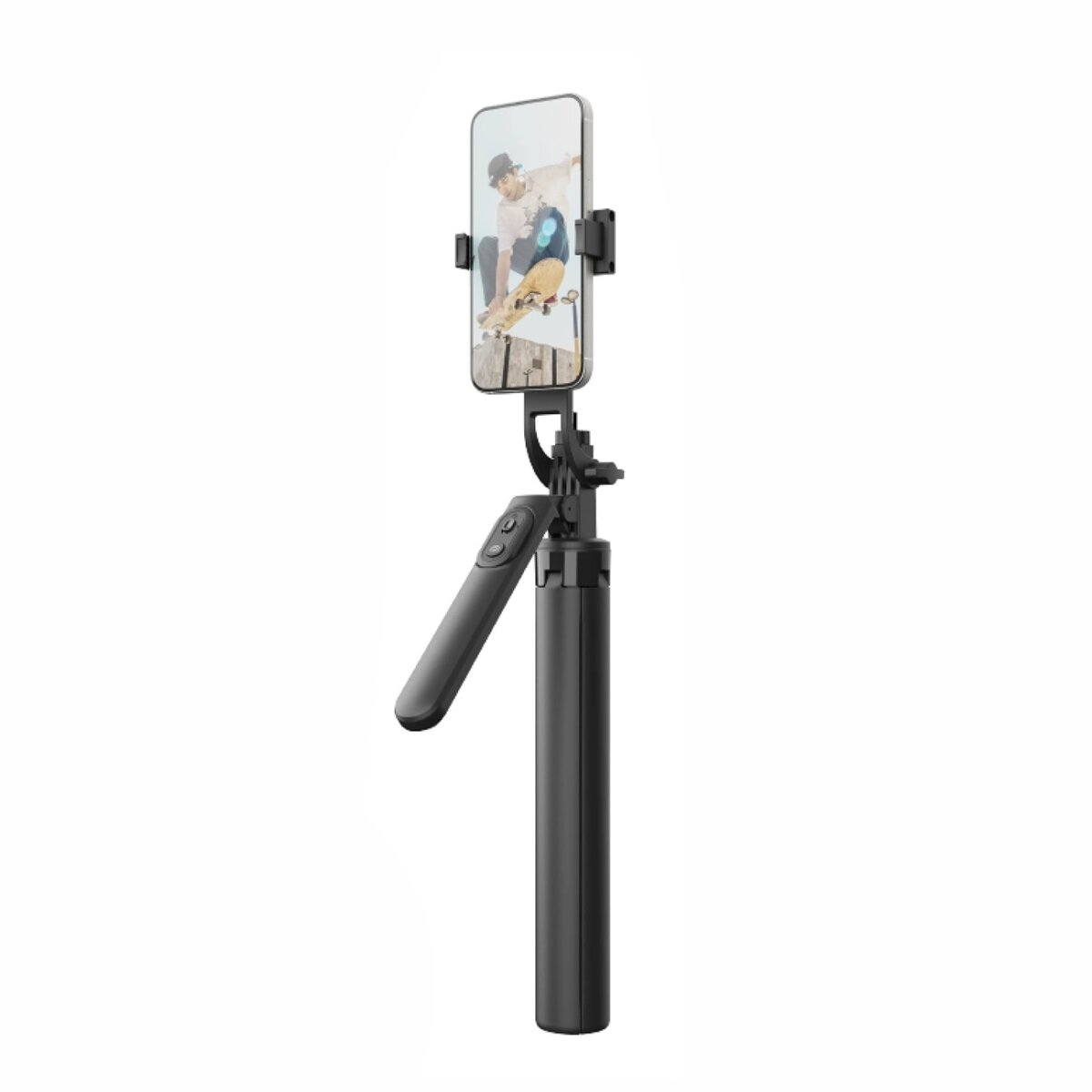 Smartphone auf Selfie-Stick, auf dem Bildschirm ist eine Person auf einem Skateboard zu sehen.