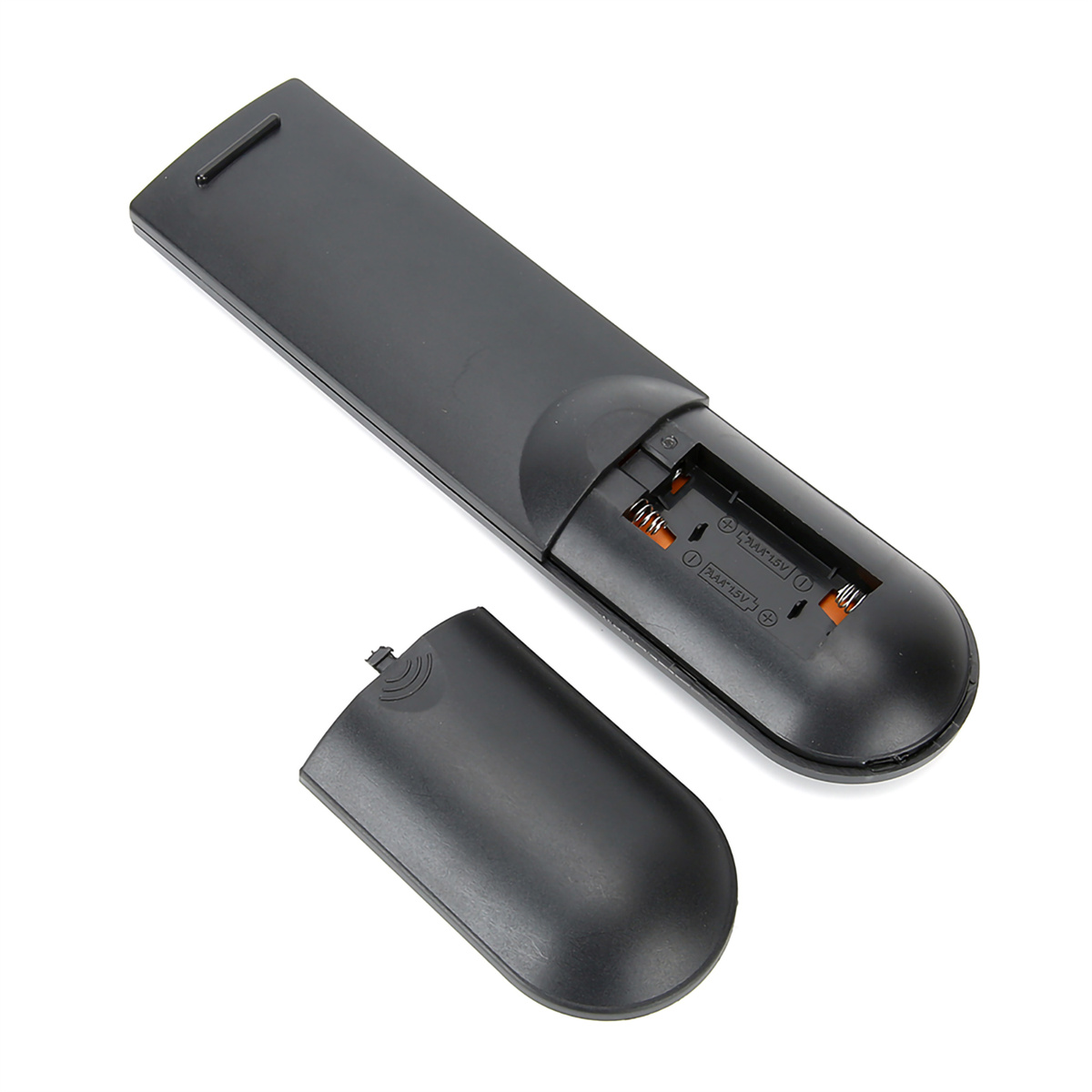 Eine schwarze Fernbedienung mit geöffnetem Batteriefach und Batterien darin.