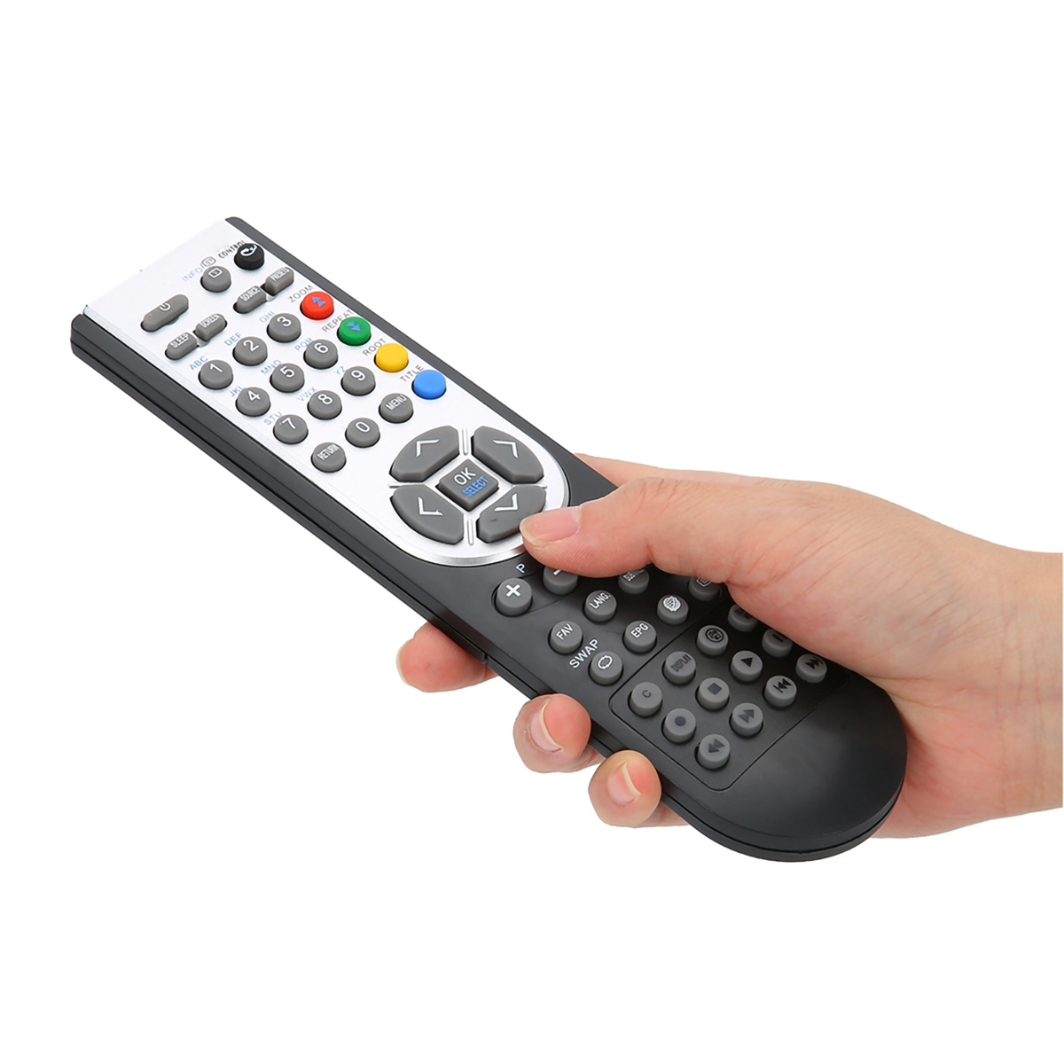 Hand, die eine Fernbedienung mit Knöpfen, Farben und einem schwarzen Gehäuse auf weißem Grund hält.