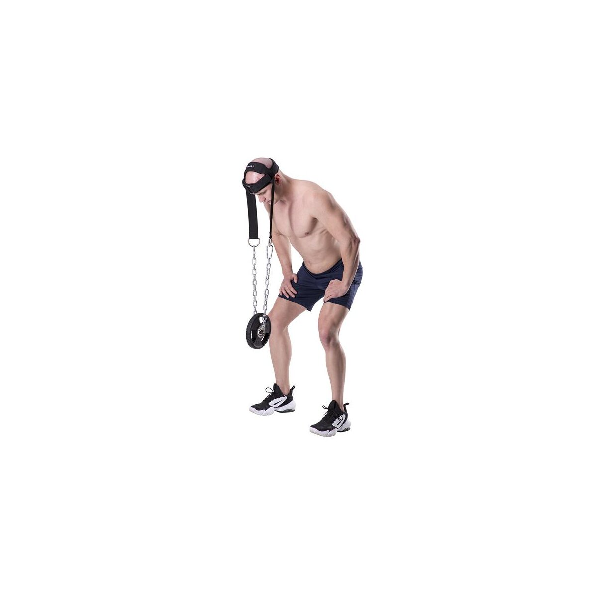 Uomo che indossa un dispositivo per esercizi per il collo, sollevando un disco pesi.