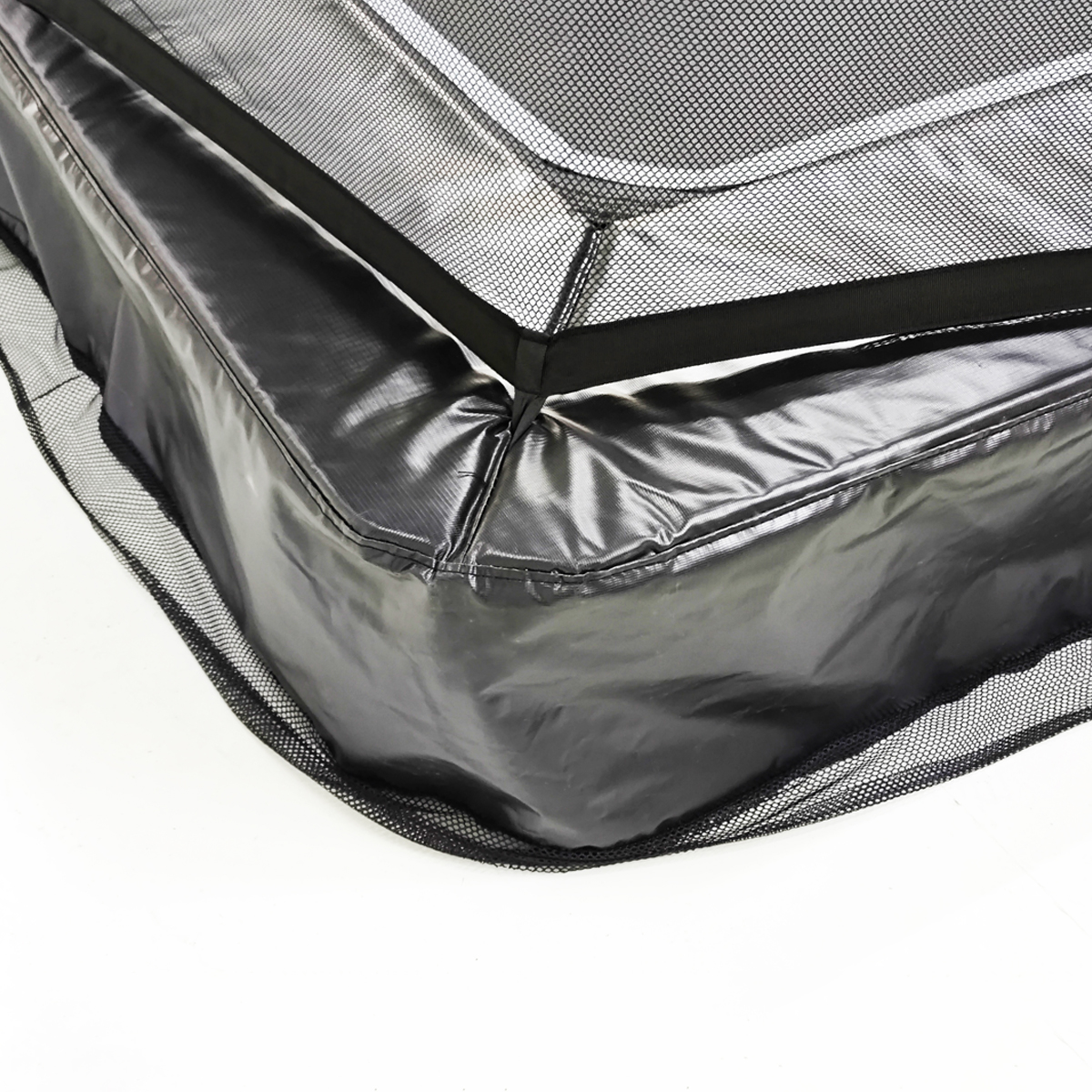 Zwarte rechthoekige trampoline-veiligheidspolstering met mesh-omranding, witte achtergrond.