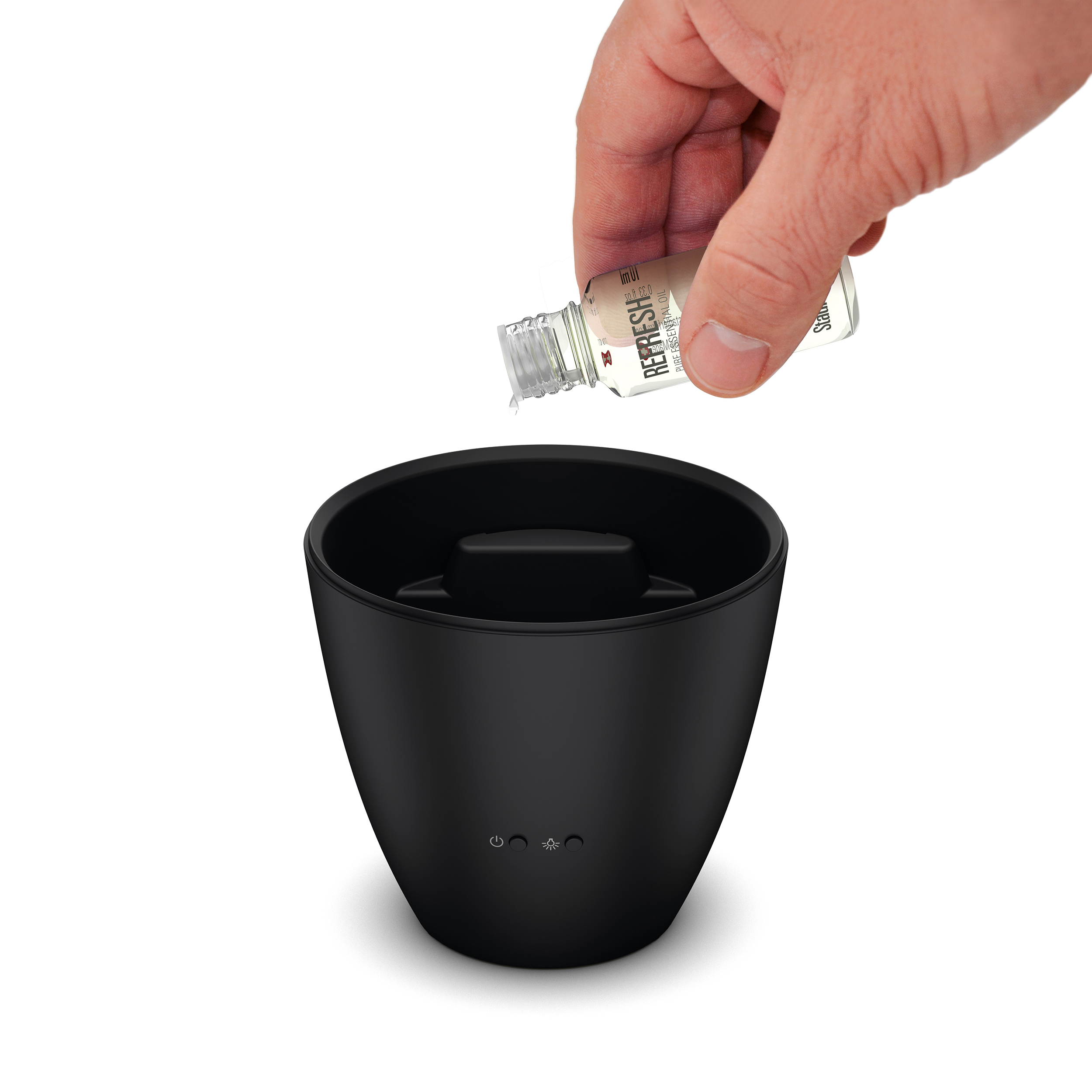 Eine Hand gießt Flüssigkeit aus einer Flasche in einen schwarzen Diffusor, weißer Hintergrund.