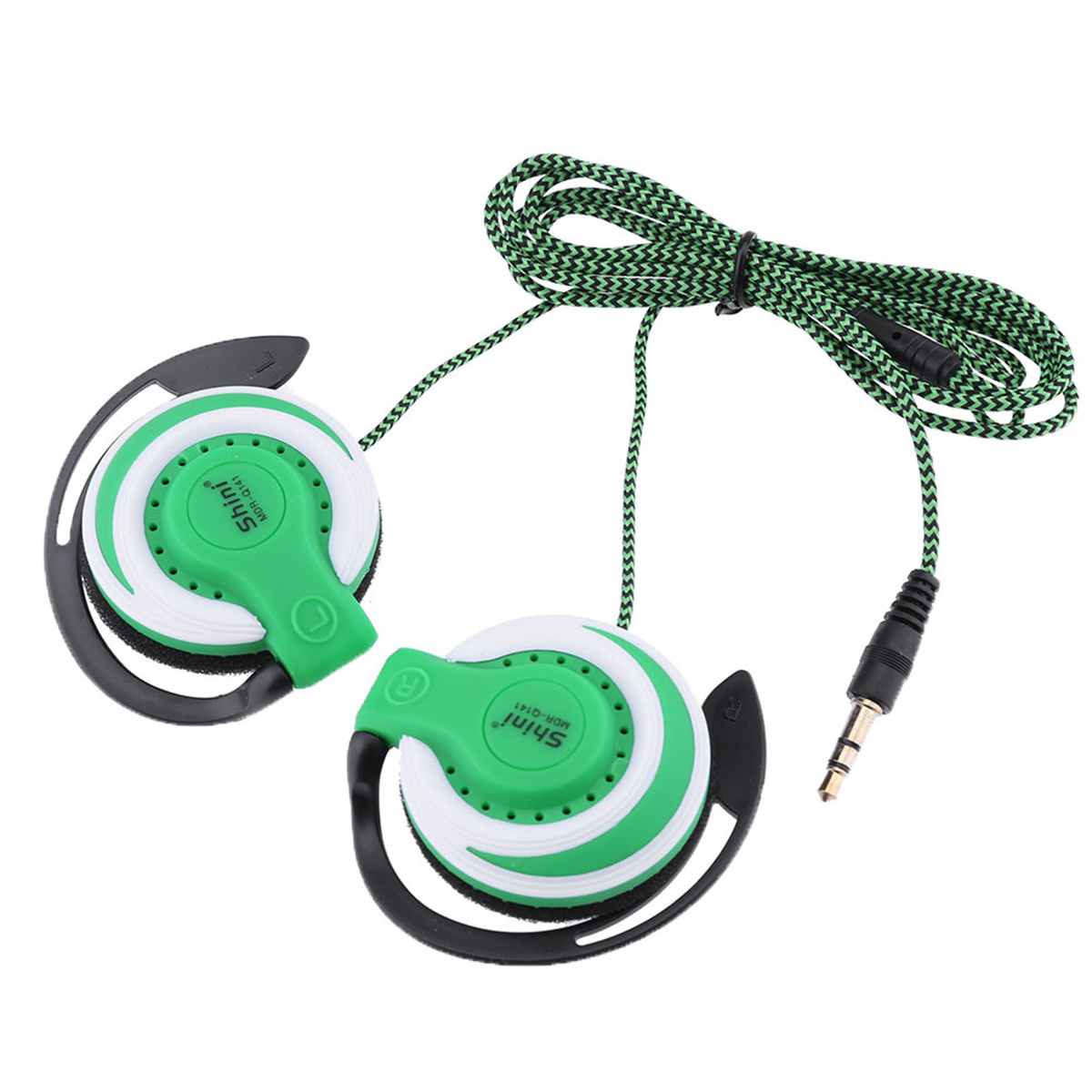 Grüne und weiße Sportkopfhörer mit schwarzem Kabel. Es hat einen 3,5-mm-Klinkenstecker. Die Kopfhörer sind auf Weiß.