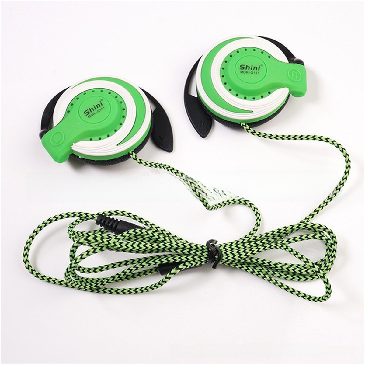 Grüne und weiße Kopfhörer mit einem grün geflochtenen Kabel.