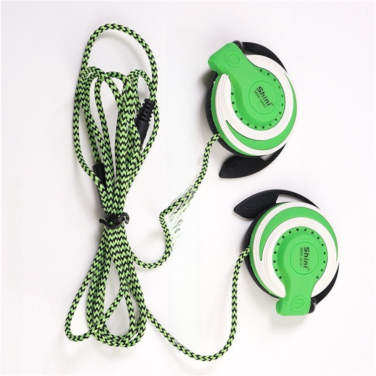 Grüne und weiße Kopfhörer mit grün-schwarzem geflochtenem Kabel auf weißem Hintergrund.