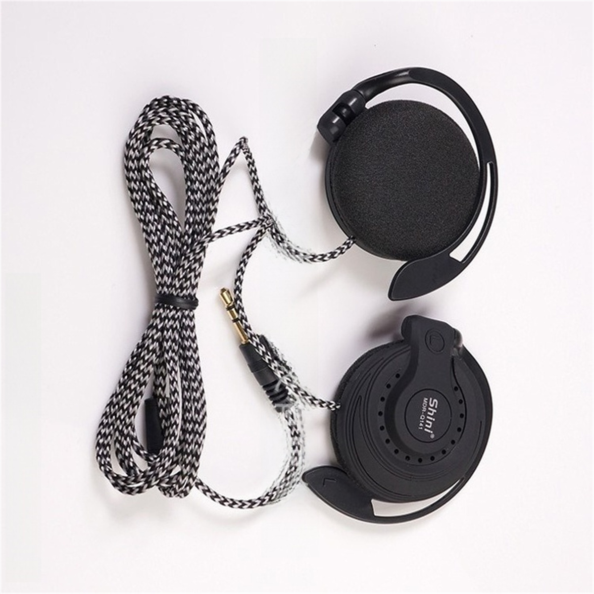 Schwarze und graue Kopfhörer mit einem schwarz-weißen Kabel. Der Hintergrund ist weiß.