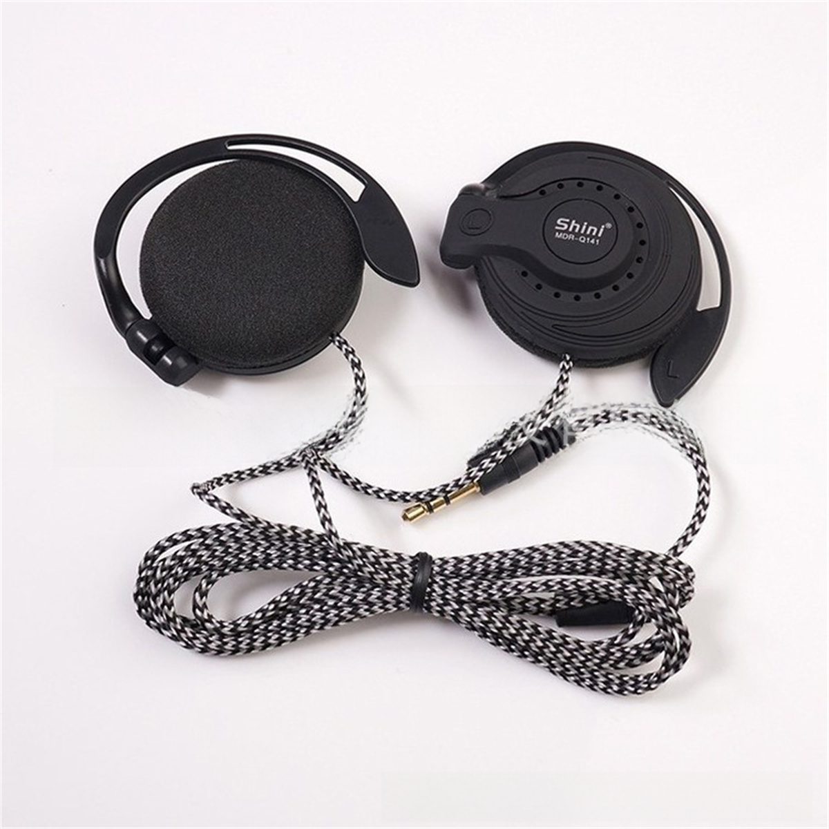 Schwarze und graue Kopfhörer mit Kabel auf weißem Hintergrund.