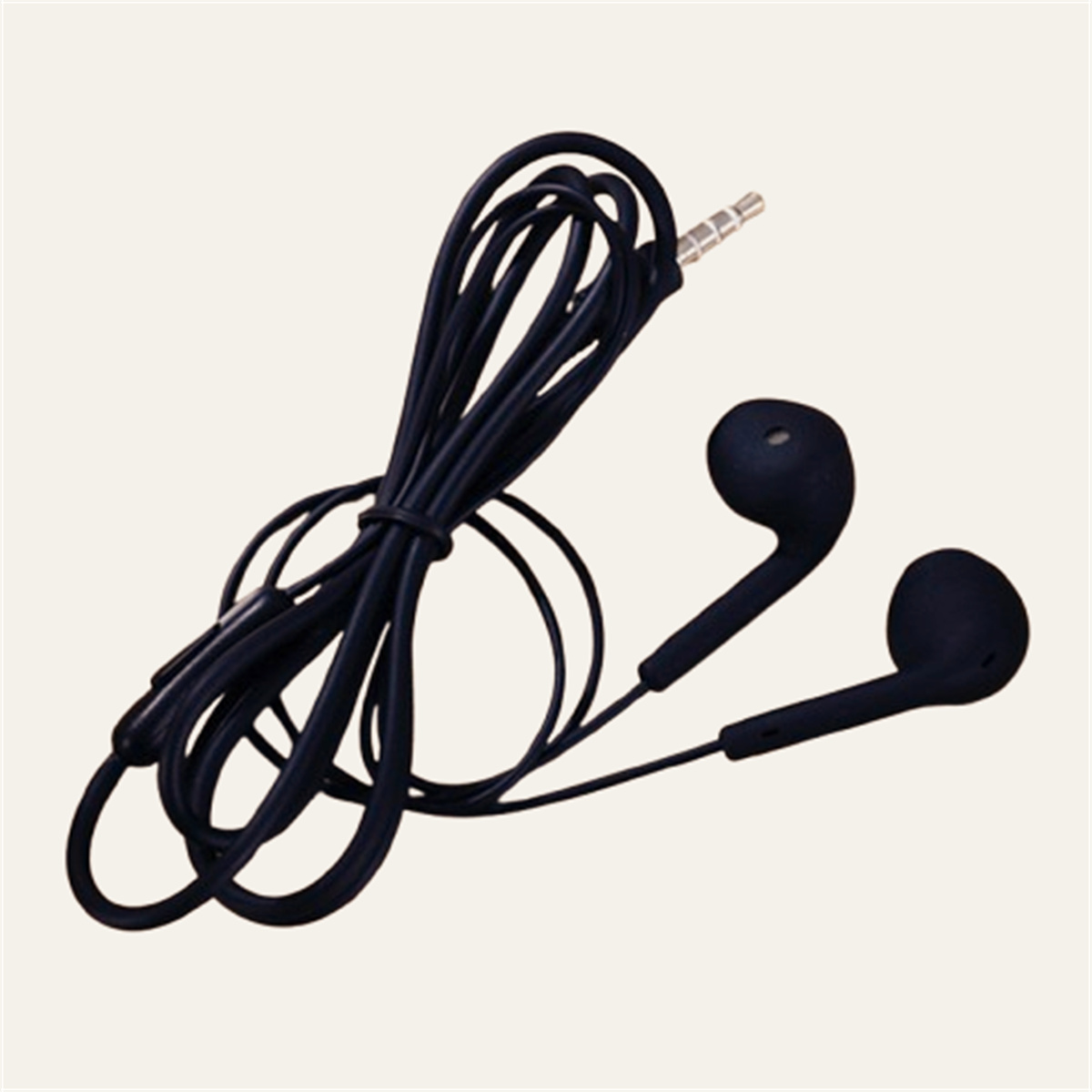 Schwarze In-Ear-Kopfhörer mit Kabel auf hellem Hintergrund.