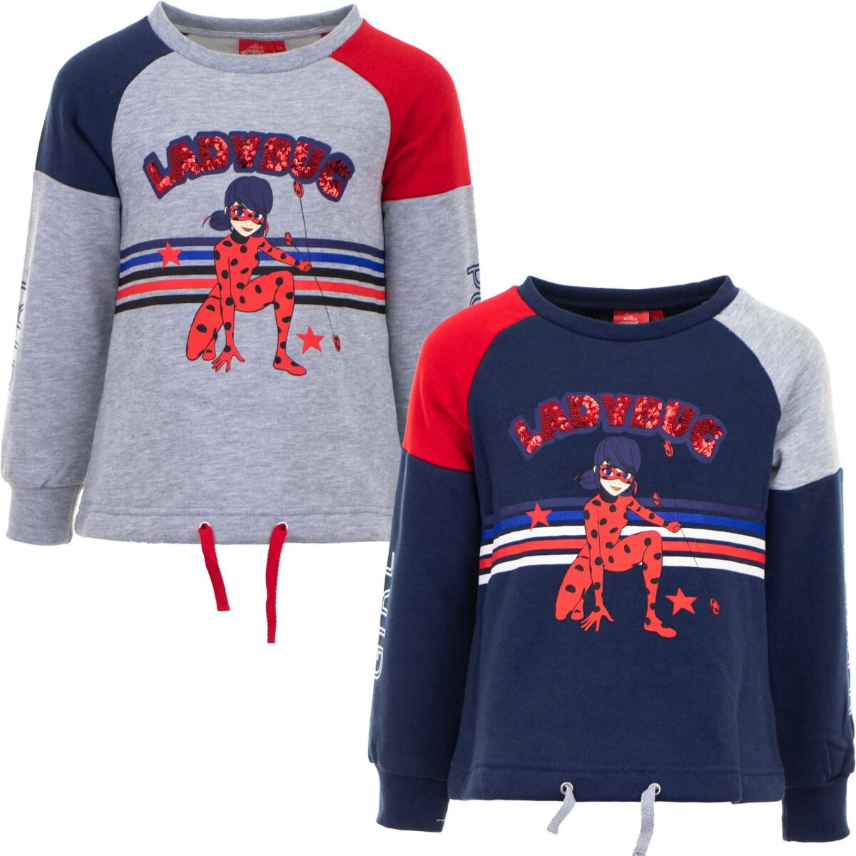 Zwei Sweatshirts mit einem Marienkäfer-Design. Eines ist grau, das andere marineblau. Beide haben rote Ärmel und den Charakter aufgedruckt.