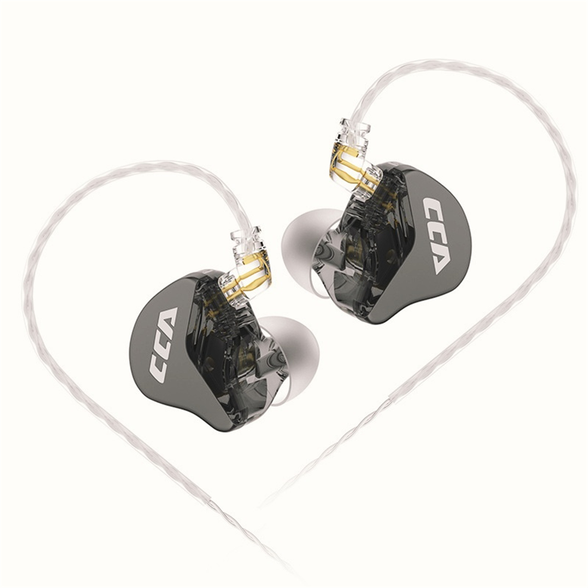 Zwei schwarze und graue In-Ear-Kopfhörer mit weißen Kabeln. Die Marke ist CCA.