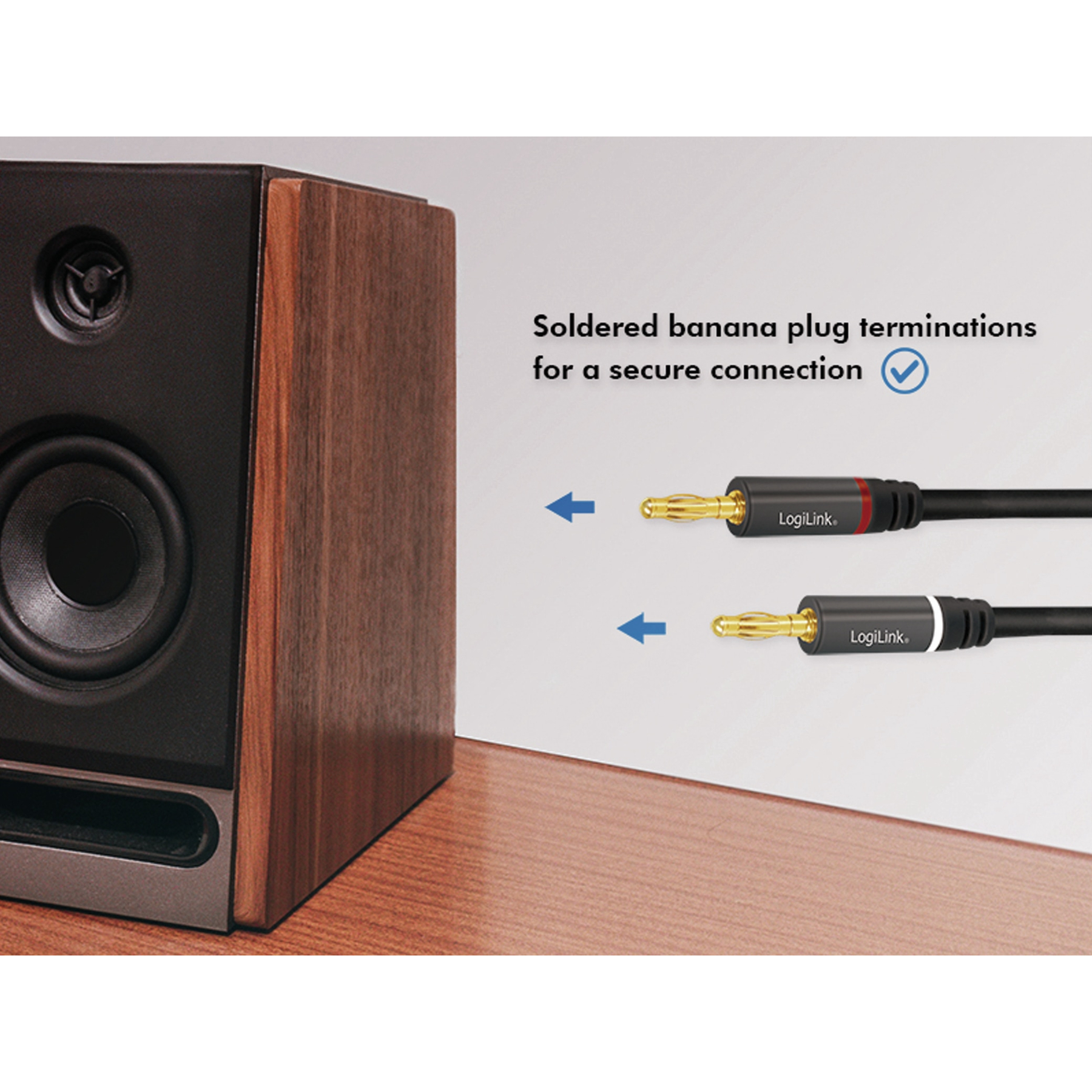 Zwei Audiokabel mit Bananensteckern, die an einen Lautsprecher angeschlossen sind.