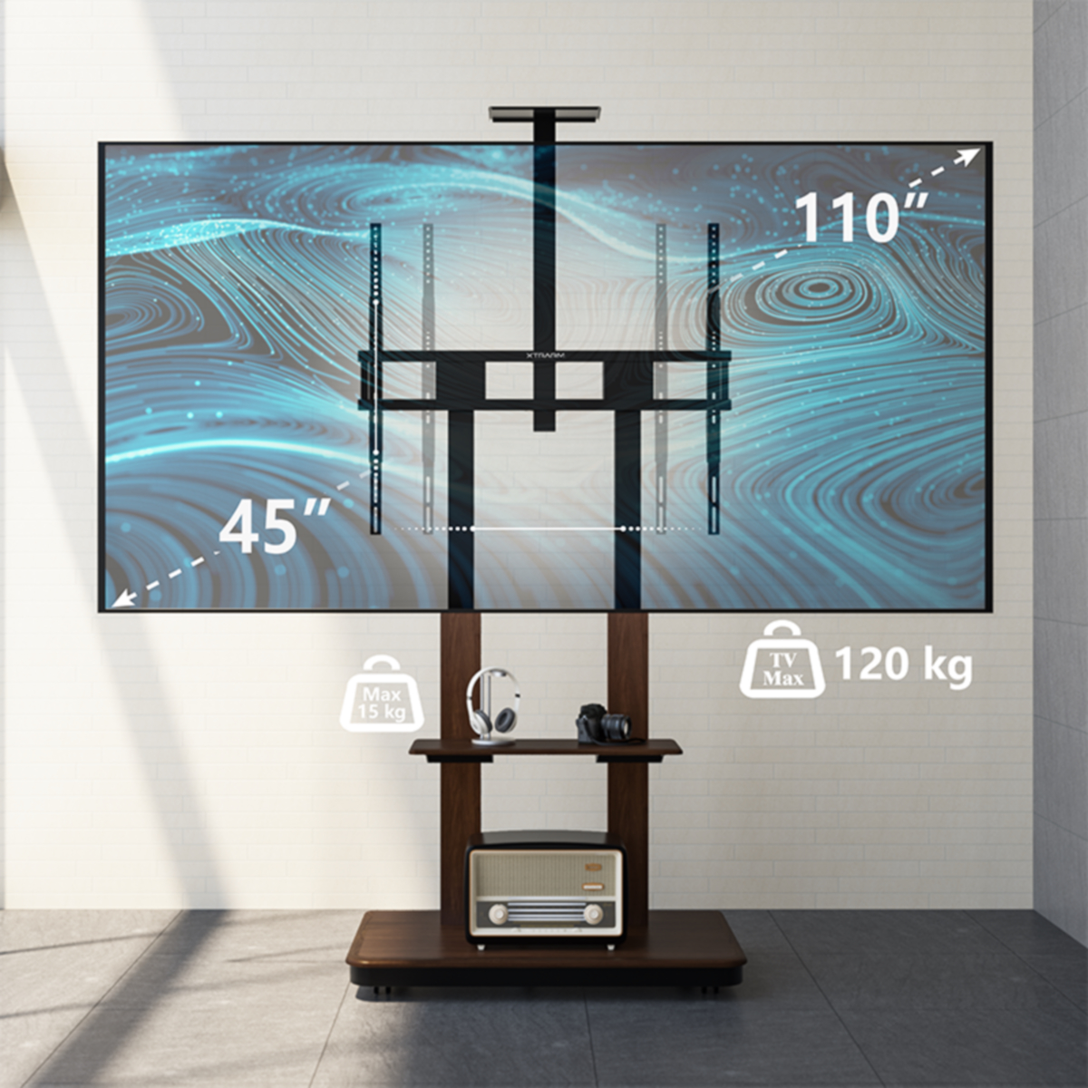 Een tv op een zwarte standaard met een plank. Er staat een radio, koptelefoon en camera op de plank.