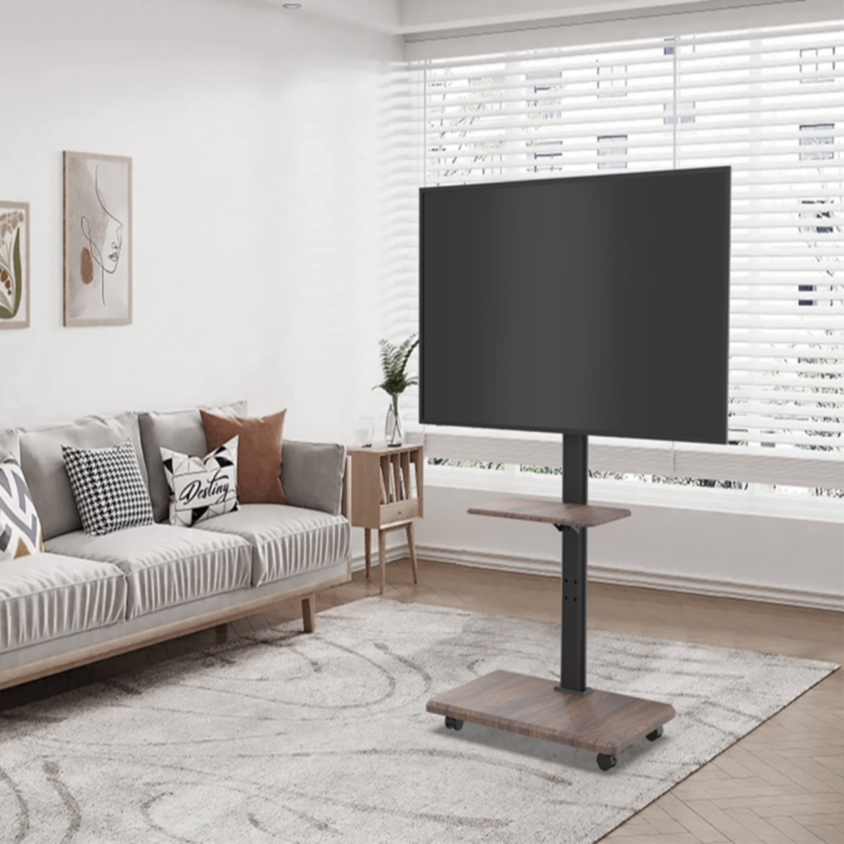 Tv op een standaard in een woonkamer. Bank, tapijt en raam met jaloezieën zijn zichtbaar.