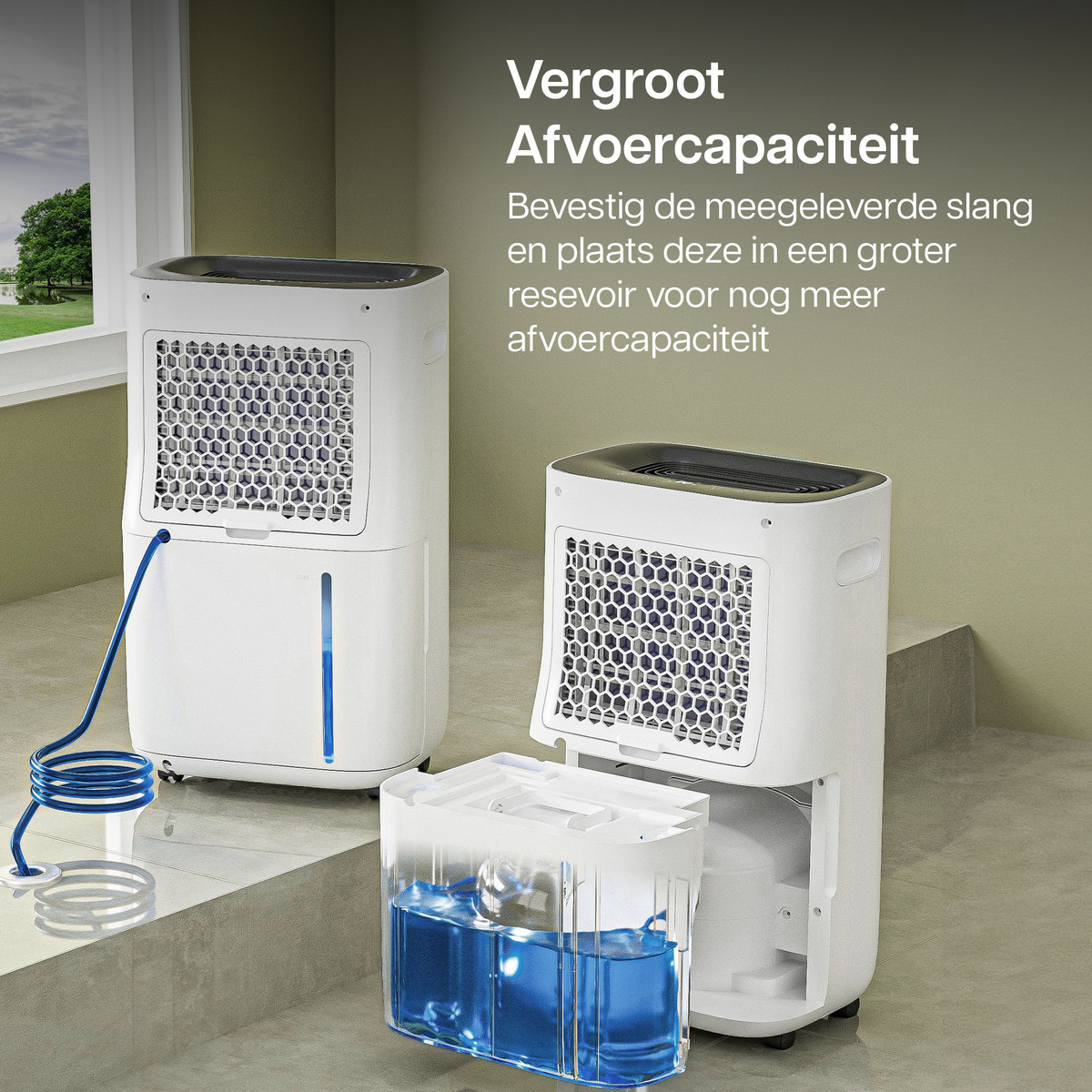 Zwei weiße Luftentfeuchter. Einer geöffnet, der einen blauen Wassertank zeigt. Blauer Schlauch am ersten befestigt.