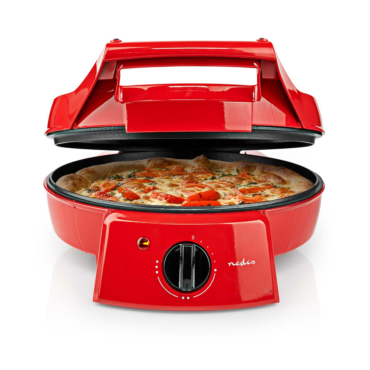 Roter Pizzaofen mit Pizza darin, weißer Hintergrund.