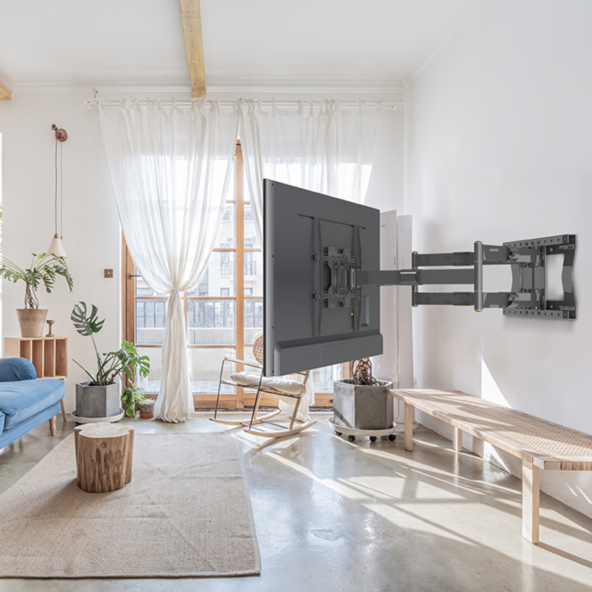 Een woonkamer met een gemonteerde tv, planten, een kleed en een houten bank, met natuurlijk licht.