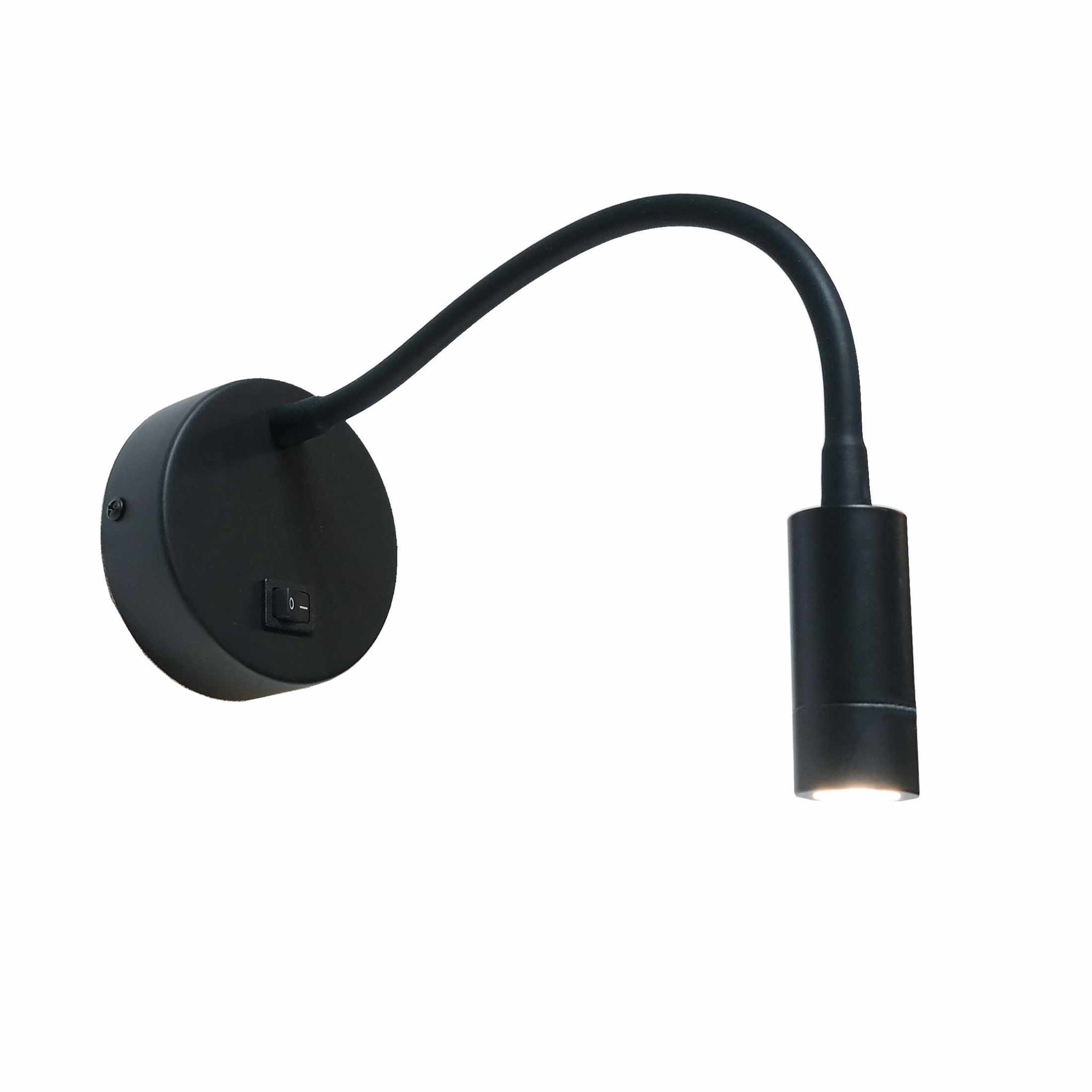 Een zwarte wandleeslamp met een gebogen arm, op een witte achtergrond.