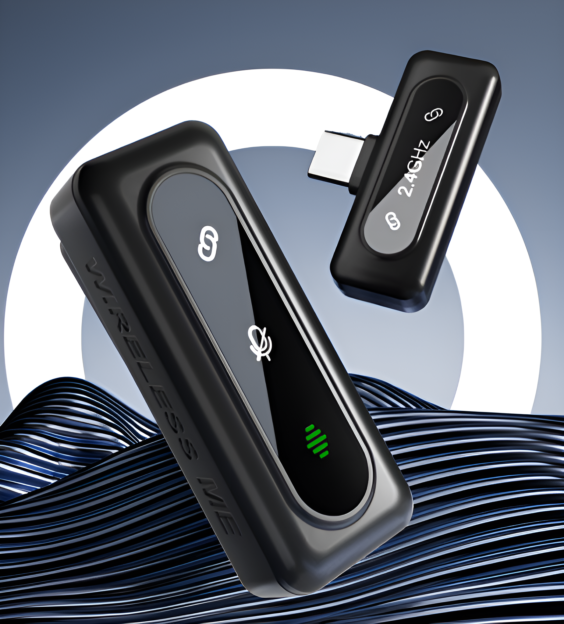 Zwei schwarze drahtlose Mikrofone mit silbernen Akzenten. Eines hat einen USB-C-Anschluss, das andere ein Mikrofonsymbol.
