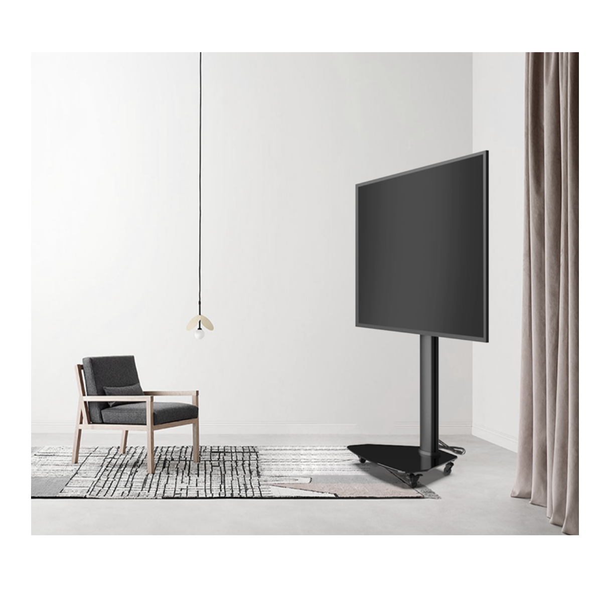 Grote tv op een zwarte standaard in een kamer. Stoel en kleed op de vloer.