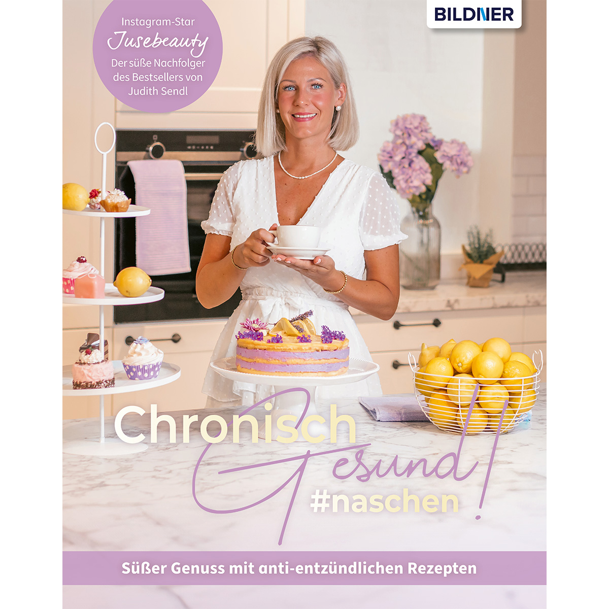 Eine Frau lächelt einen Kuchen und Zitronen an. Text sagt 'Chronisch Gesund' und '#naschen'.