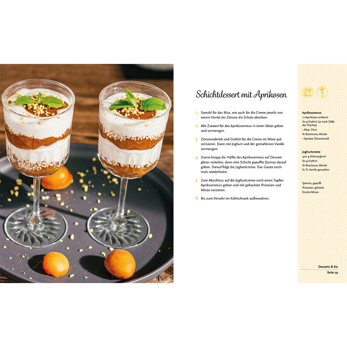 Dessert mit Sahne-, Frucht- und Nussschichten im Weinglas.