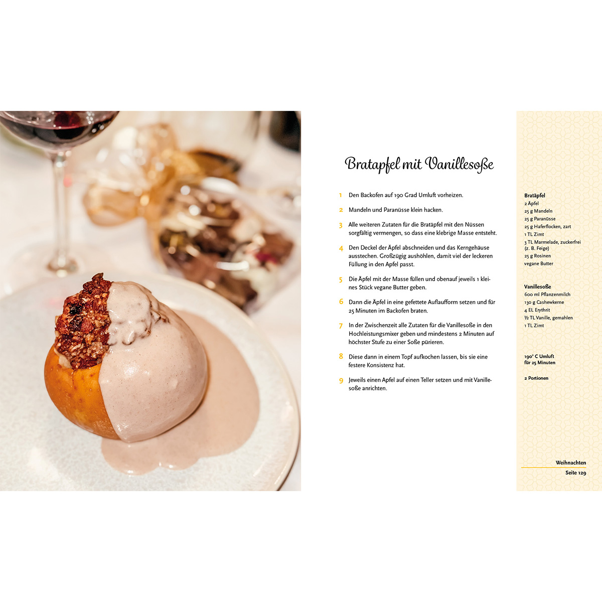 Apfeldessert mit Vanillesauce auf einem weißen Teller. Rezept mit Zutaten rechts.