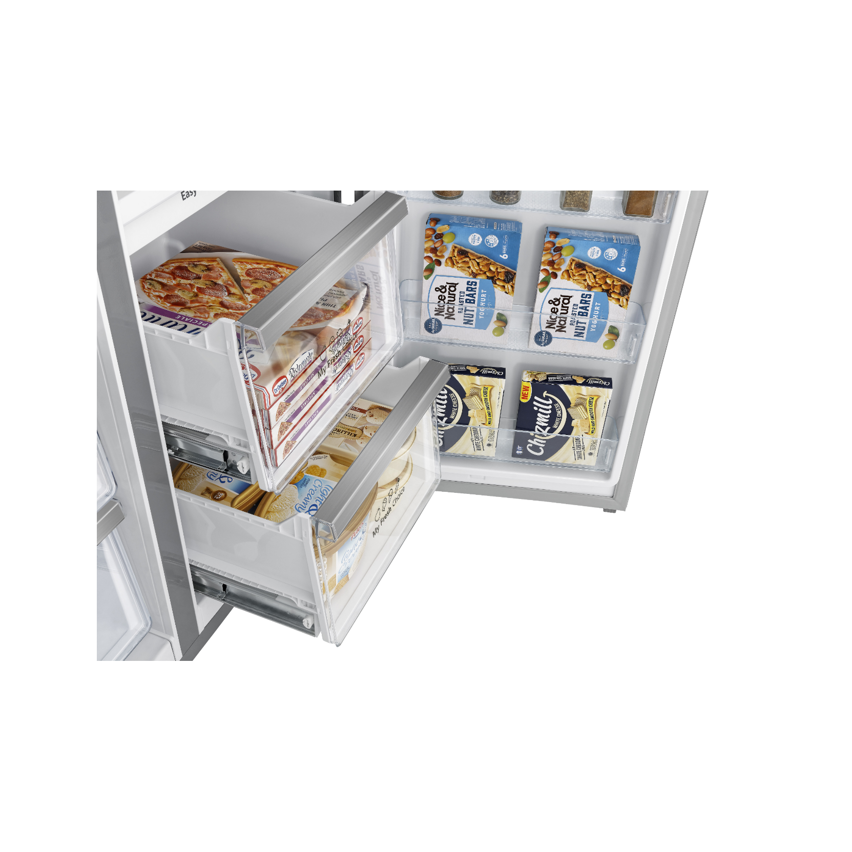 Frigorifero con porta aperta, mostra cassetti con cibo. Snack e pizza sono visibili.