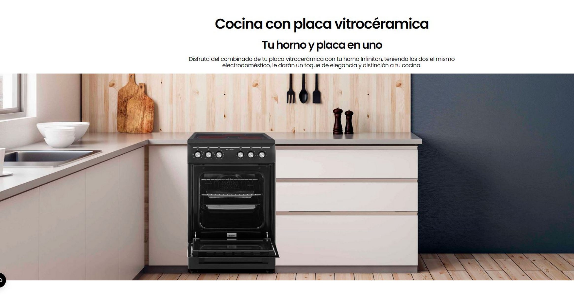 Cocina con vitrocerámica y horno negro, con decoración de madera.