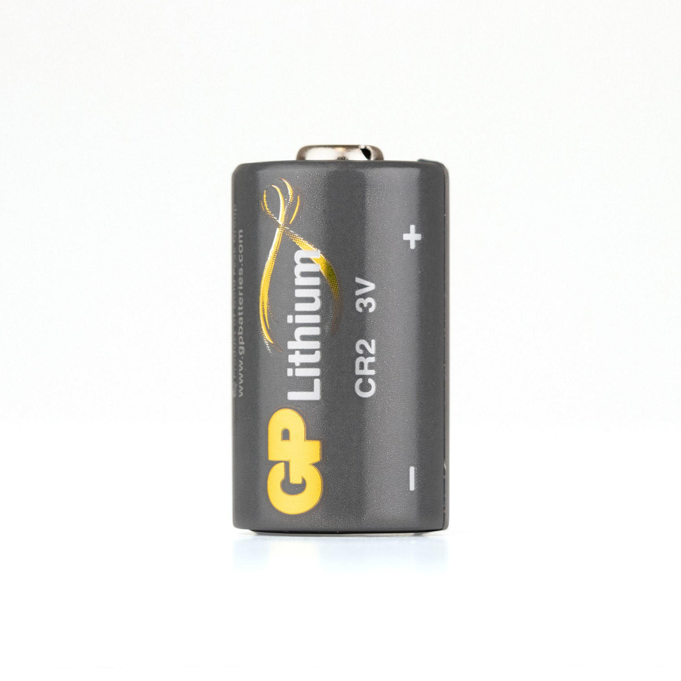 Eine CR2 3V Lithium-Batterie. Sie ist grau mit gelbem und weißem Text auf weißem Hintergrund.