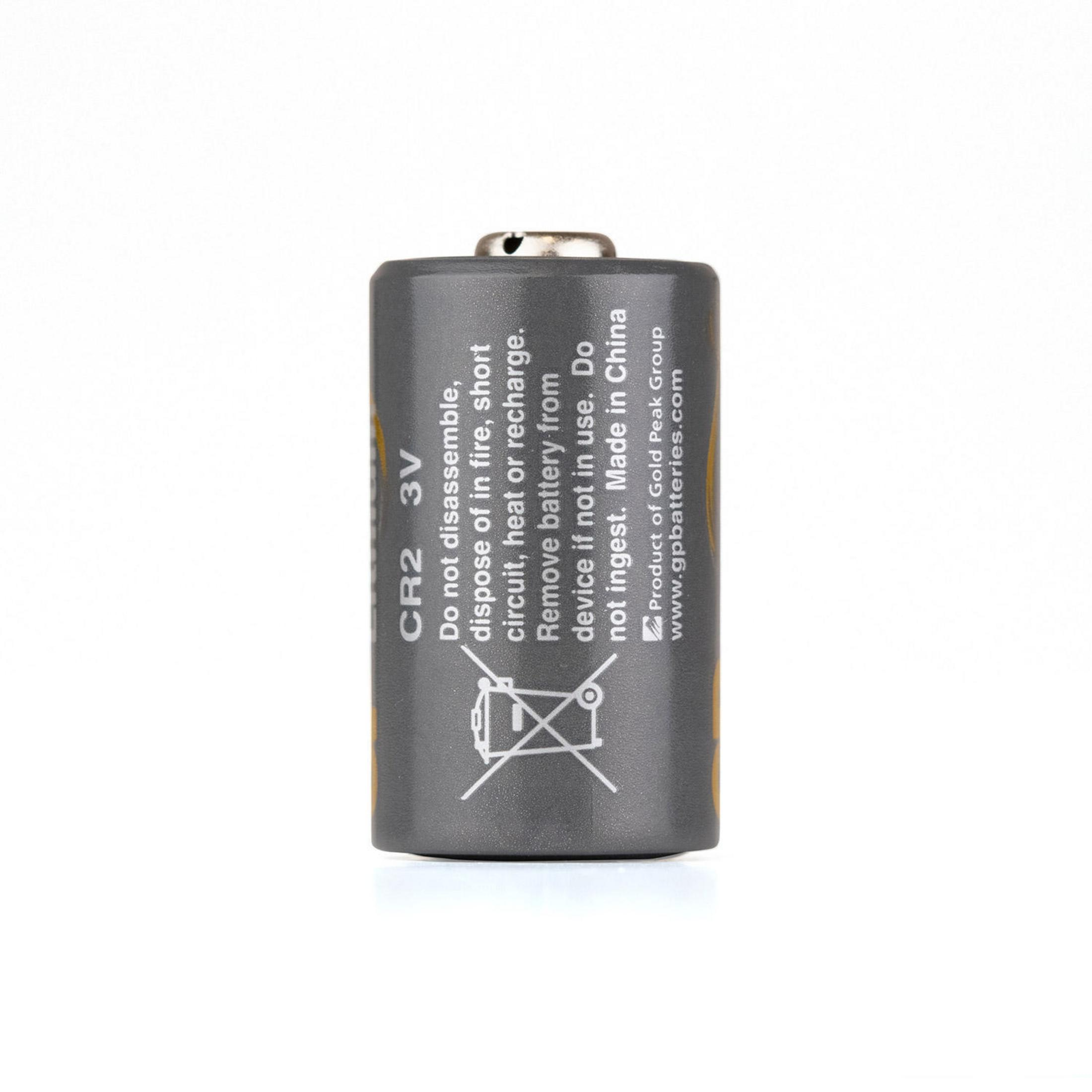 Eine graue CR2 3V Batterie mit Sicherheitsinformationen. Sie hat einen silbernen Deckel und ein Warnsymbol.