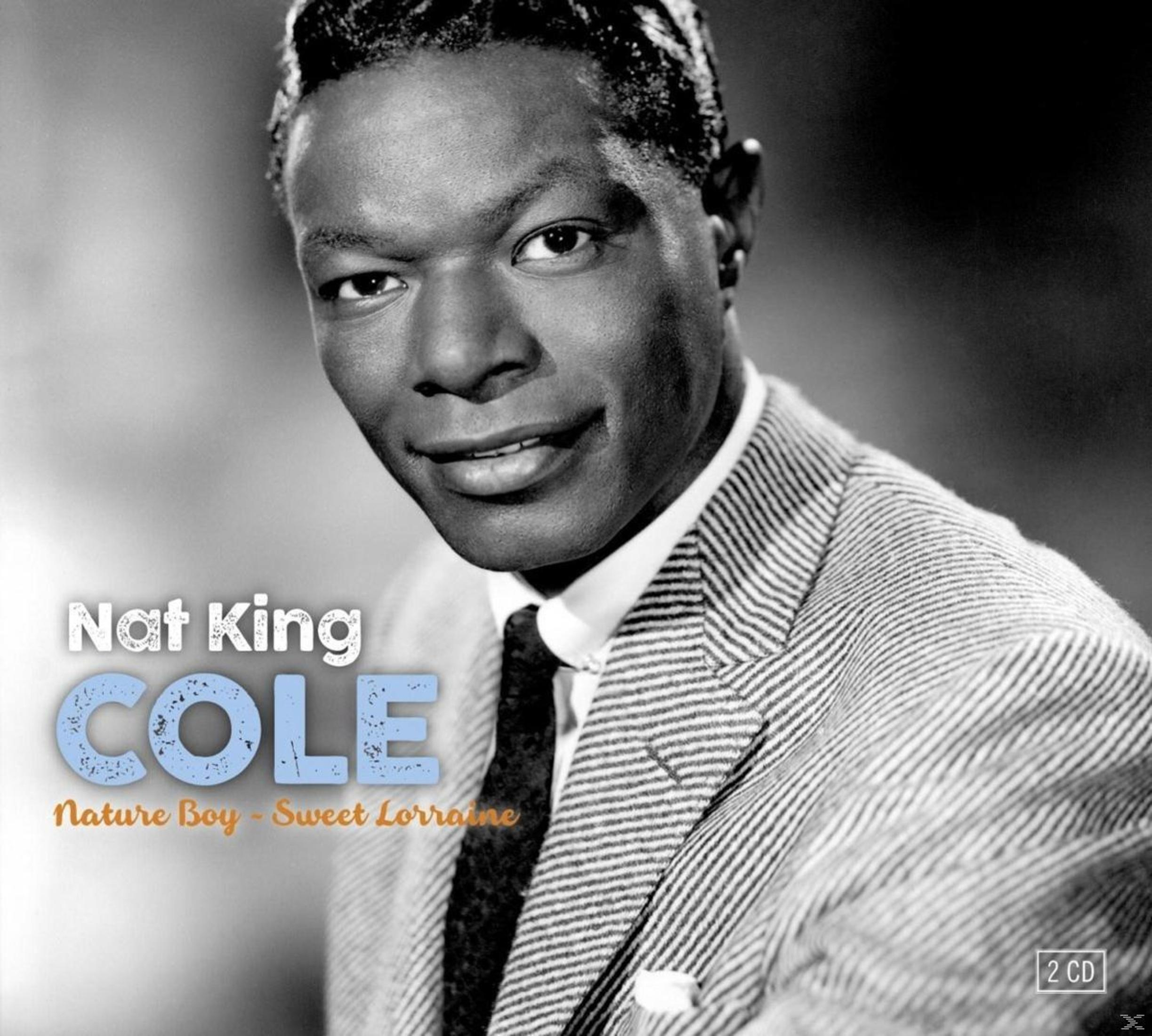 Photo en noir et blanc de Nat King Cole en costume, avec son nom en texte bleu.