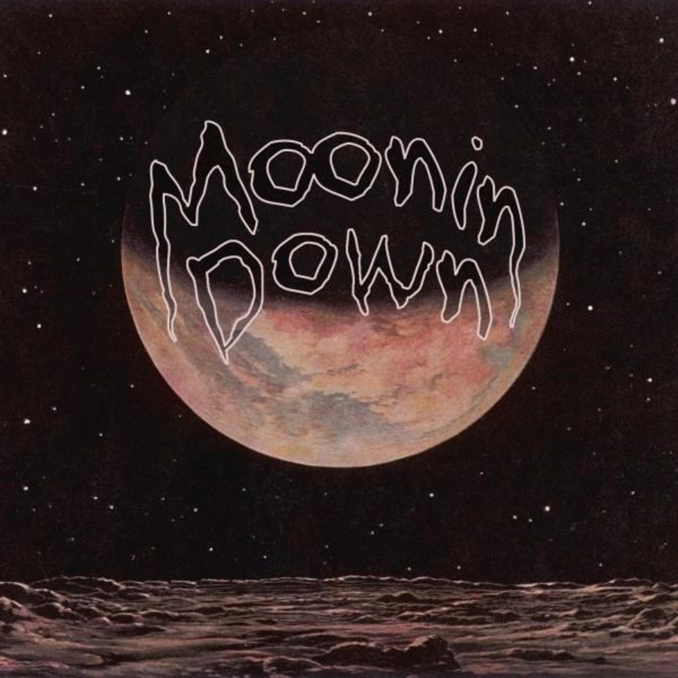 Copertina dell'album con la Luna e le stelle. Testo: MOONIN DOWN.