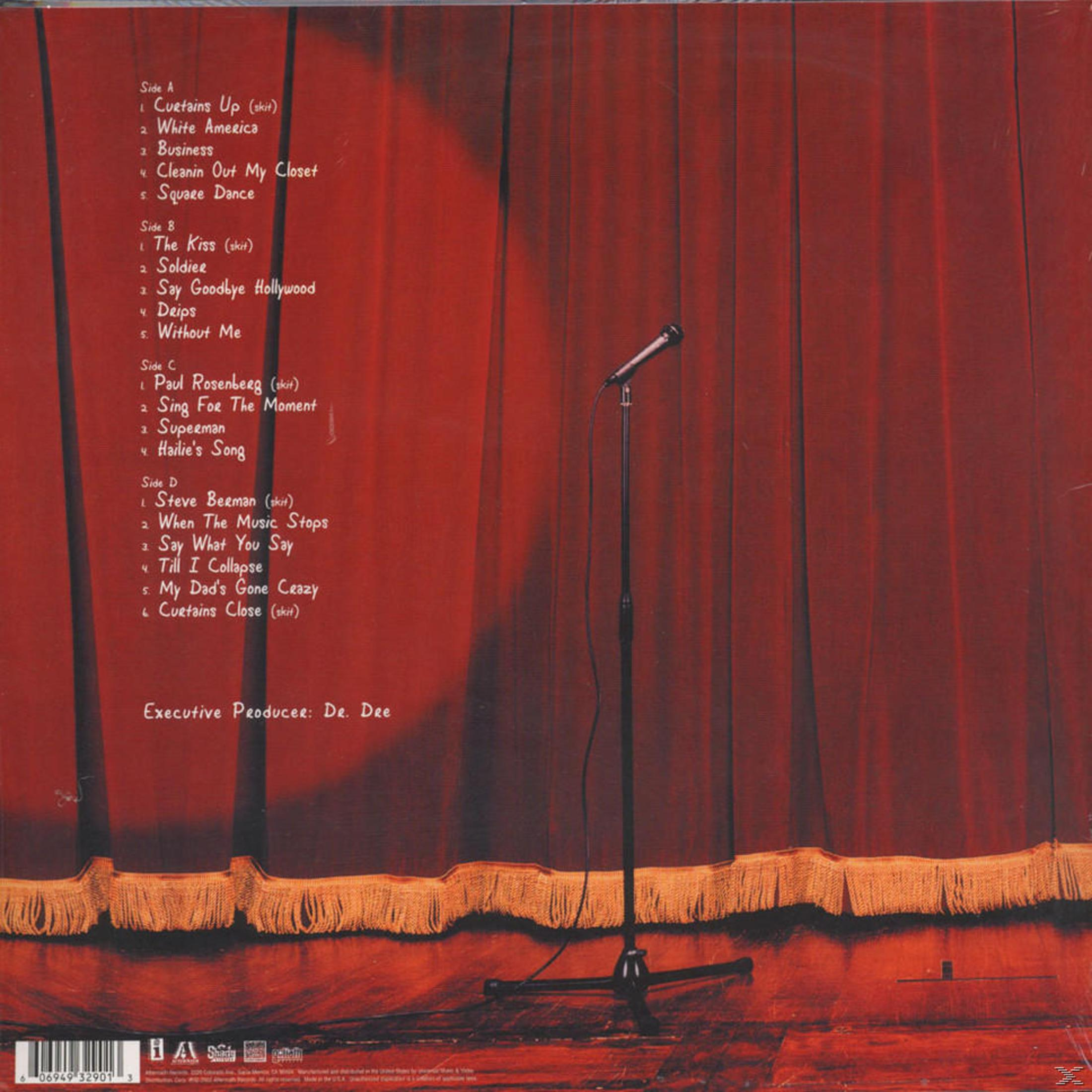 Dos d'une pochette d'album, rideaux rouges en arrière-plan, un microphone sur un pied et la liste des titres.