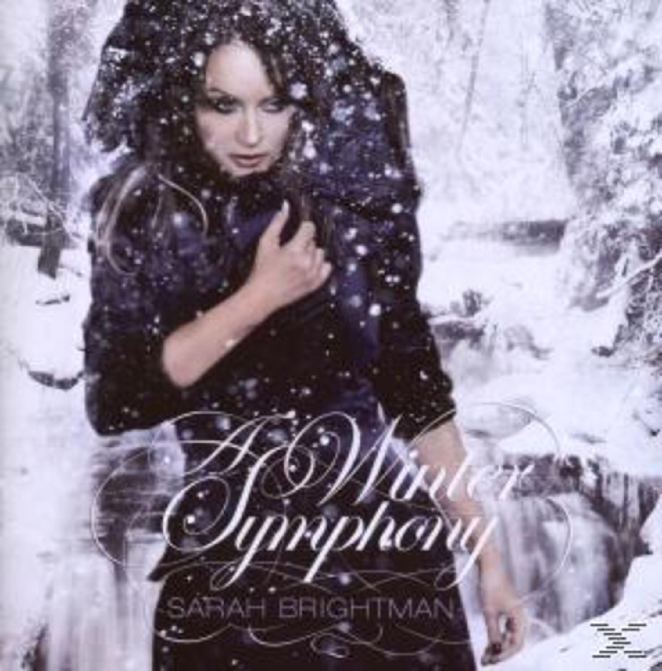 Pochette de l'album de Sarah Brightman. Femme en tenue sombre dans une scène enneigée. Titre : A Winter Symphony.