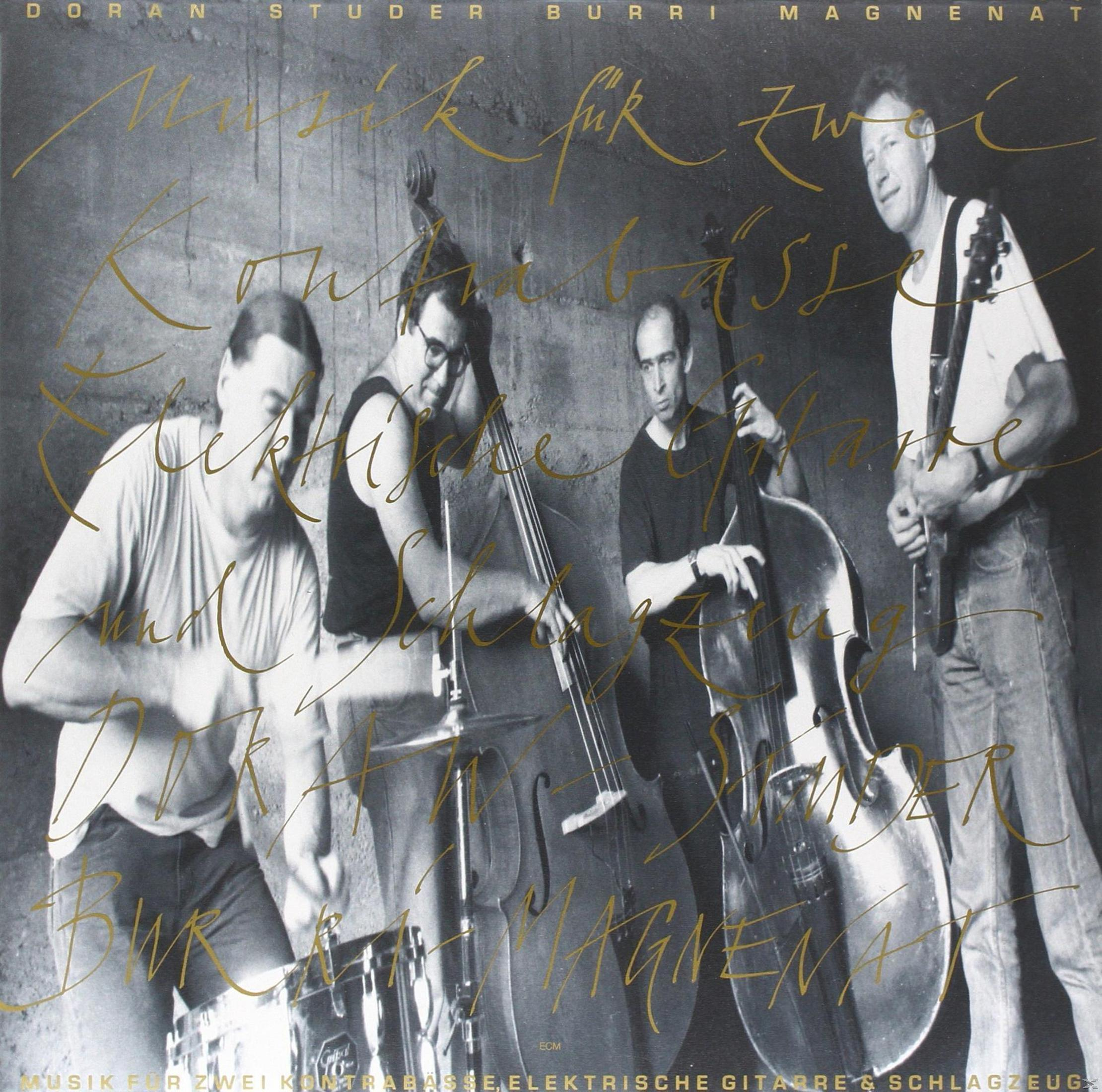 Couverture de l'album. Quatre musiciens avec des instruments à cordes sur fond noir et blanc. Écriture dorée.