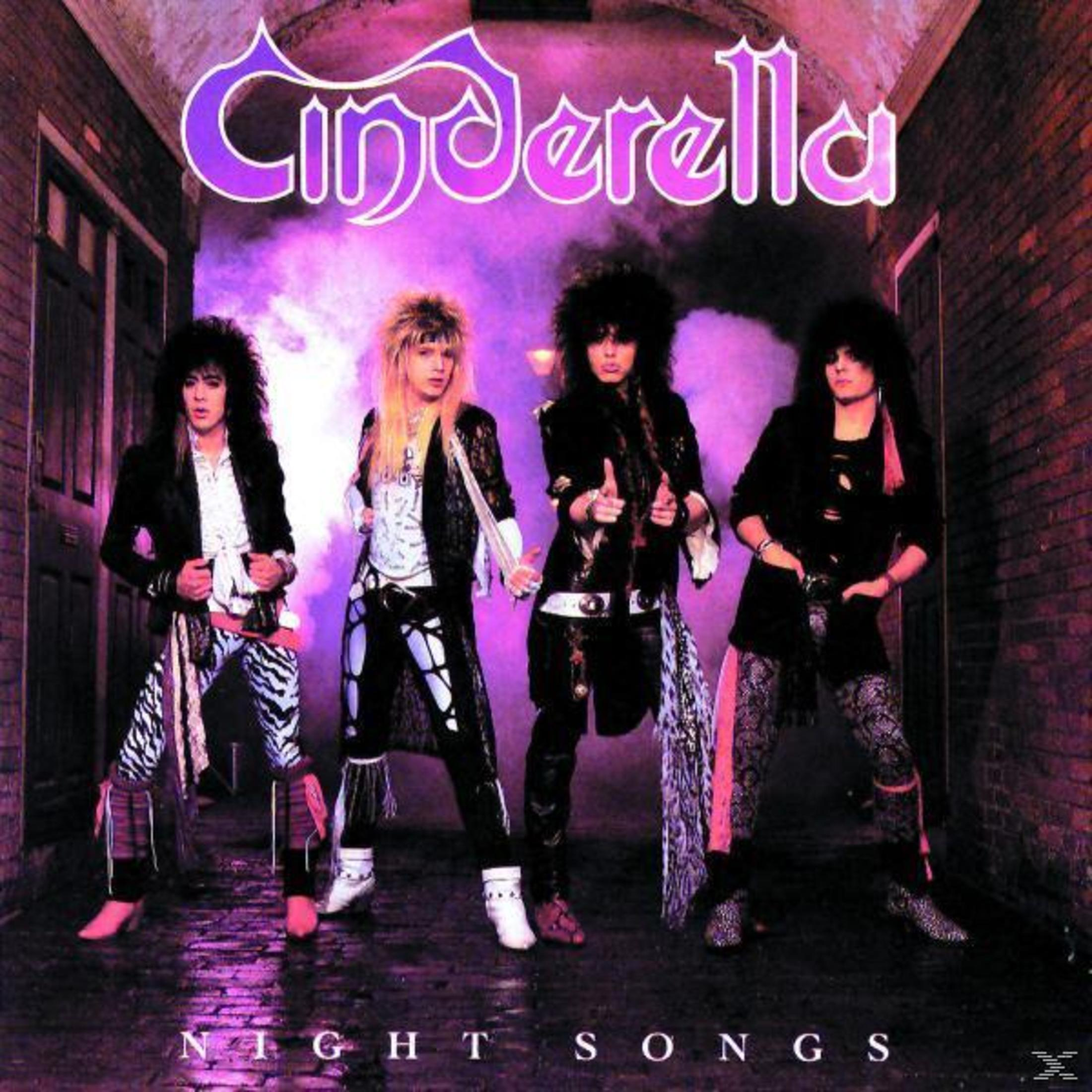 Copertina dell'album che mostra la band Cinderella. Quattro membri in abito da rock star posano al chiuso.