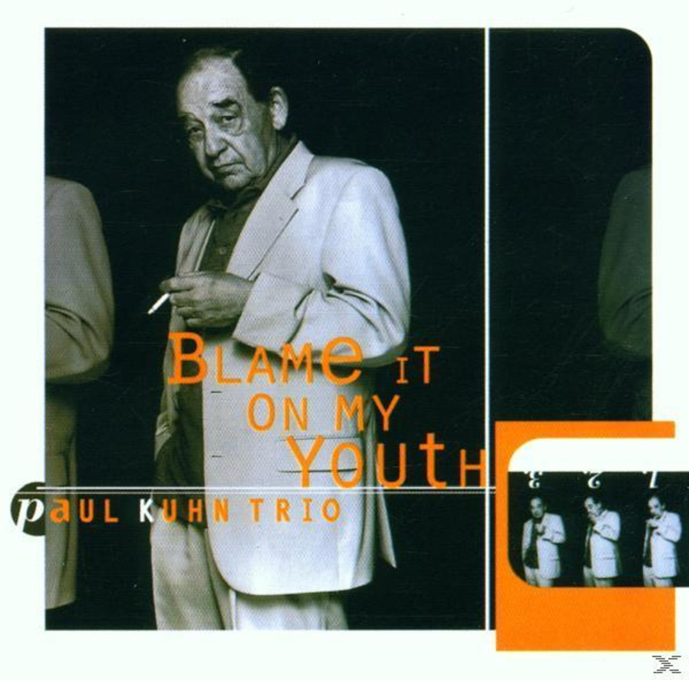 Pochette d'album : un homme en costume blanc tenant une cigarette. Les mots « Blame It On My Youth ».