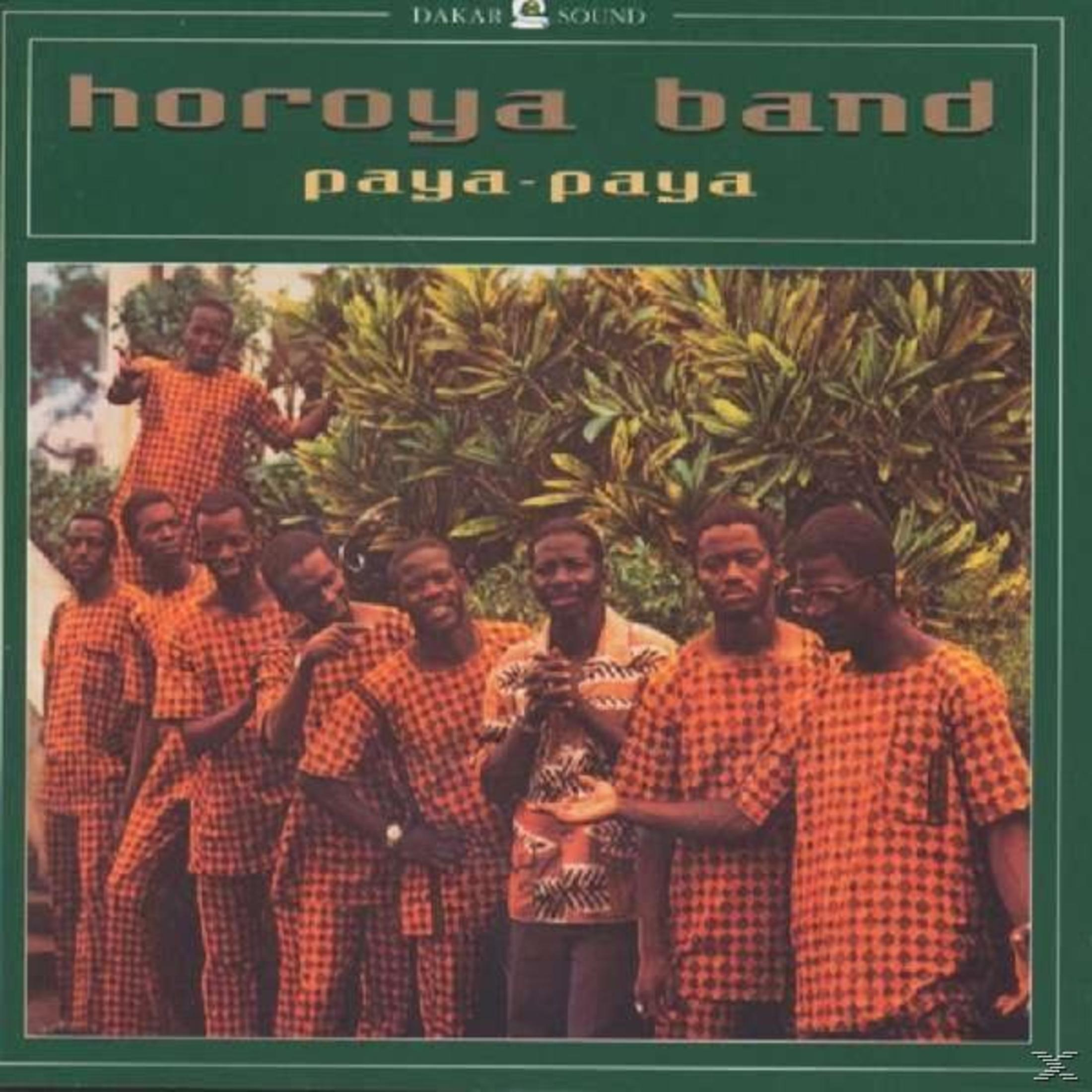 Pochette d'album pour Horoya Band. Groupe d'hommes en chemises assorties devant un feuillage vert.