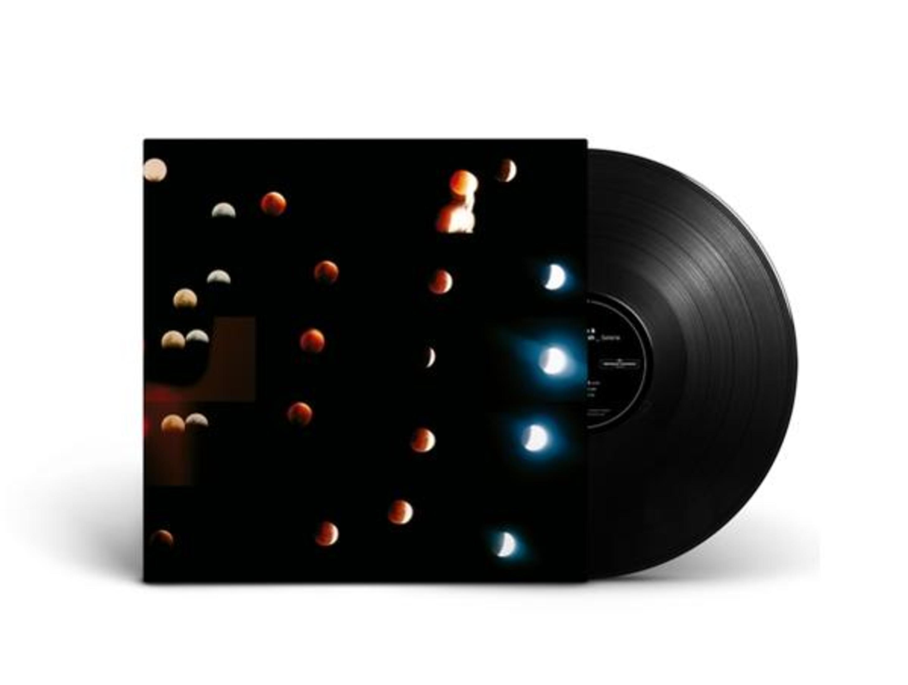 Pochette d'album : album noir avec une série de lunes et de lumières sur la couverture avec un disque vinyle.