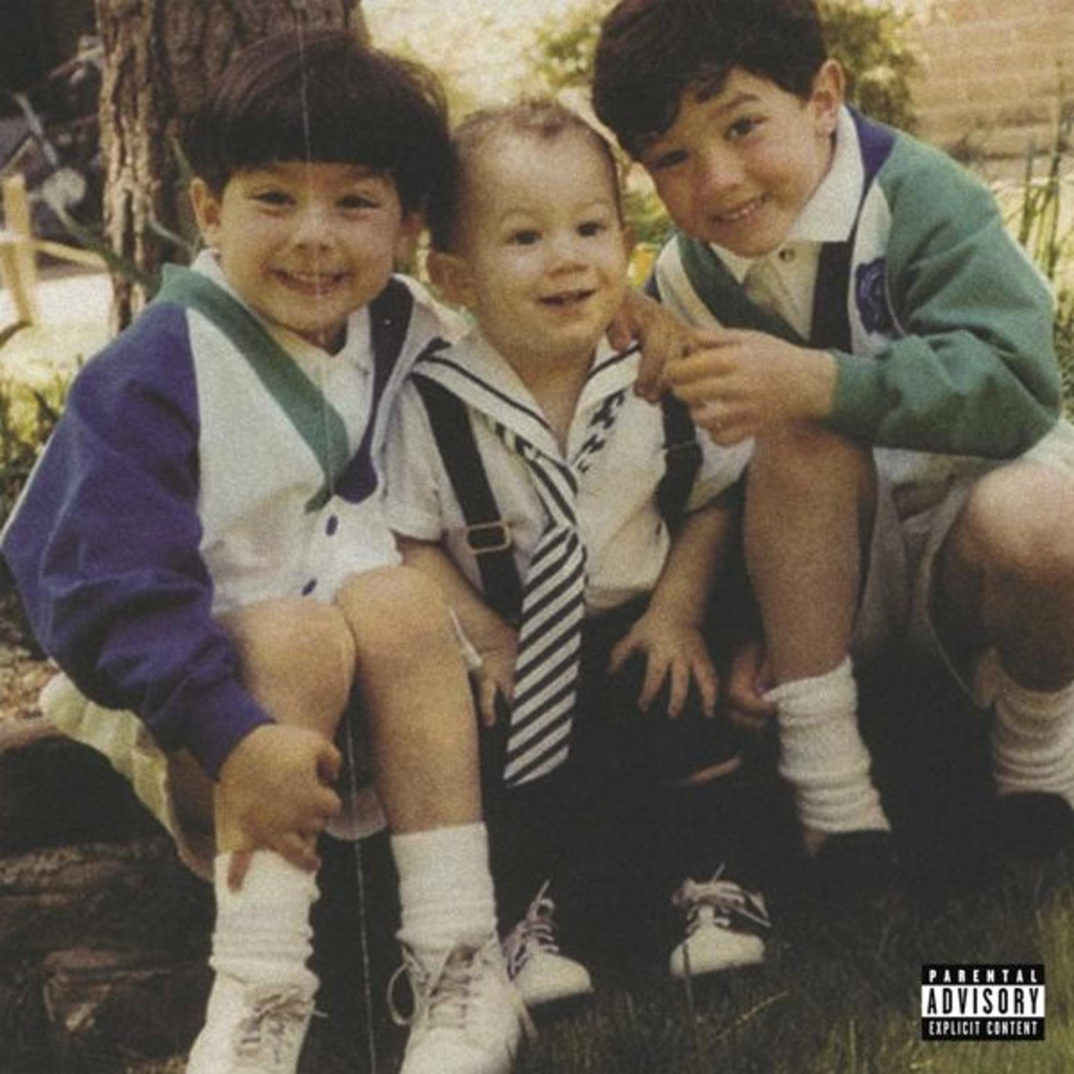 Copertina dell'album, tre ragazzi sorridenti. Uno indossa un abito da marinaio. Stile vintage, sfondo erboso.