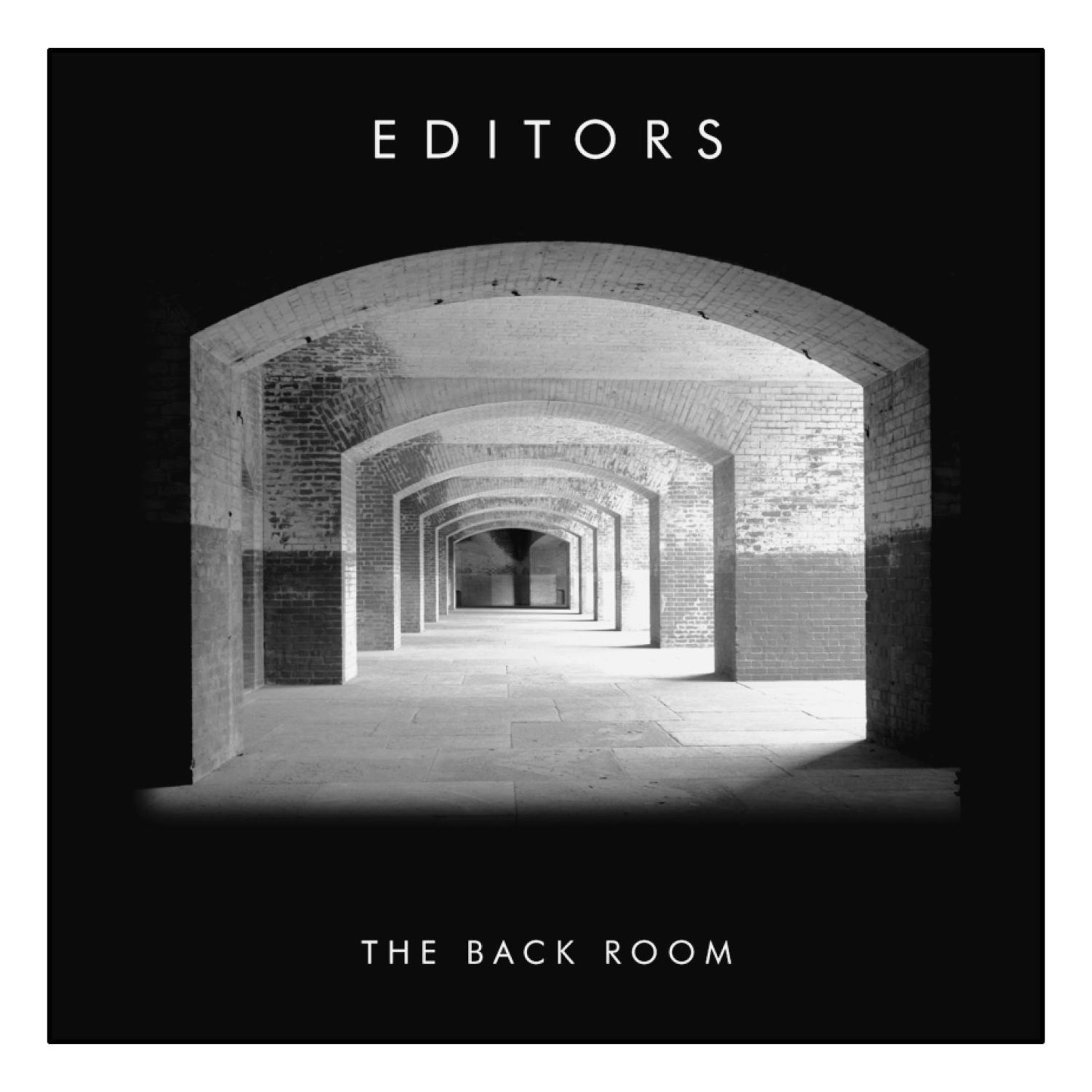 Zwart-wit albumhoes met een gewelfde gang met de titel 'The Back Room'.