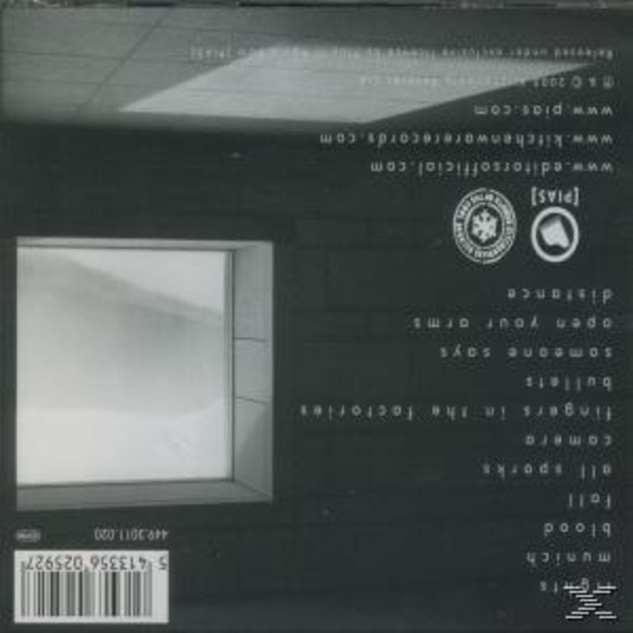 Albumhoes met donkere achtergrond. Tekst links en rechts, met een raam in het midden. De naam van het album is niet zichtbaar.