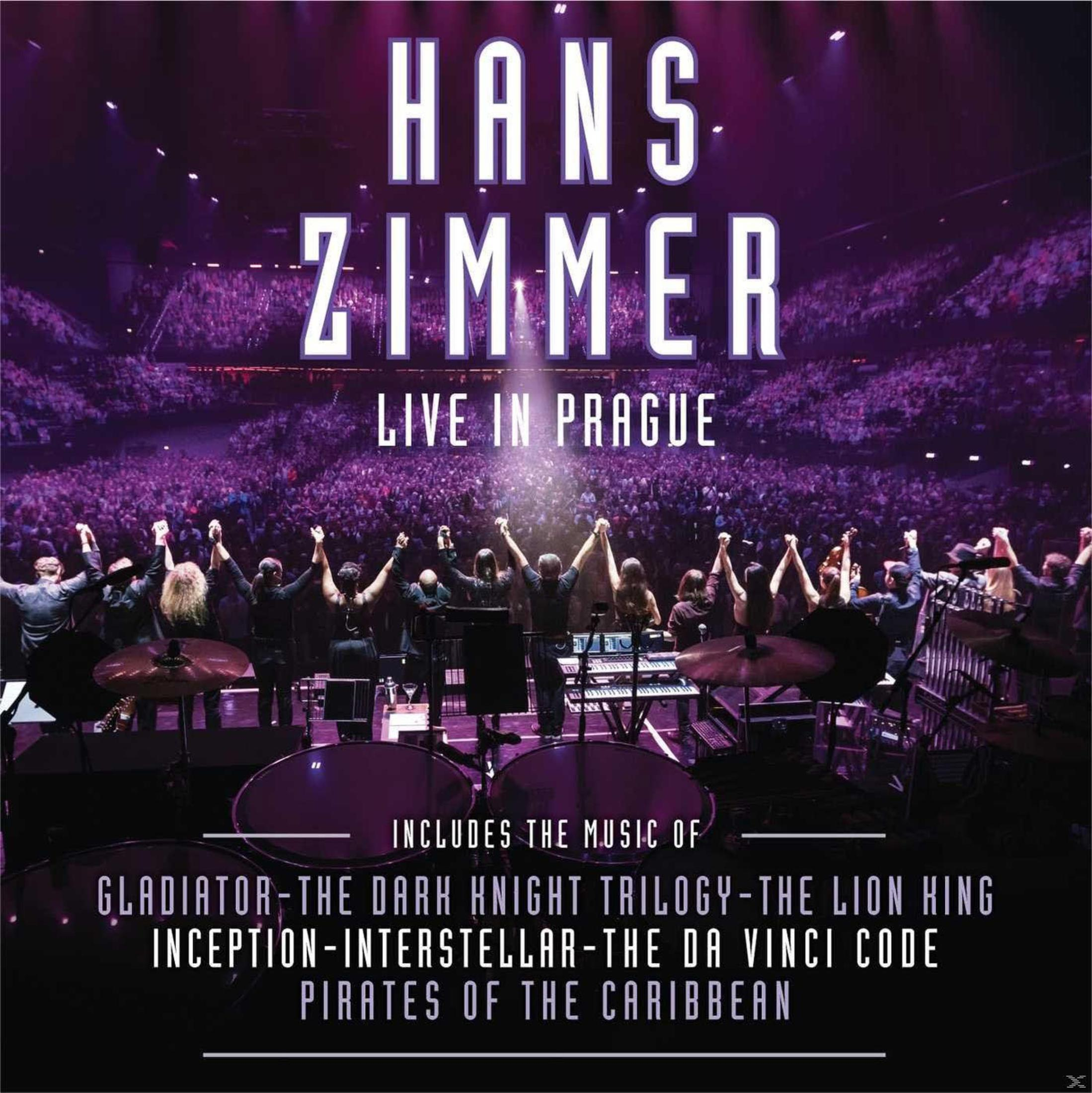Copertina dell'album Hans Zimmer live a Praga. Musicisti sul palco con una grande folla sullo sfondo.