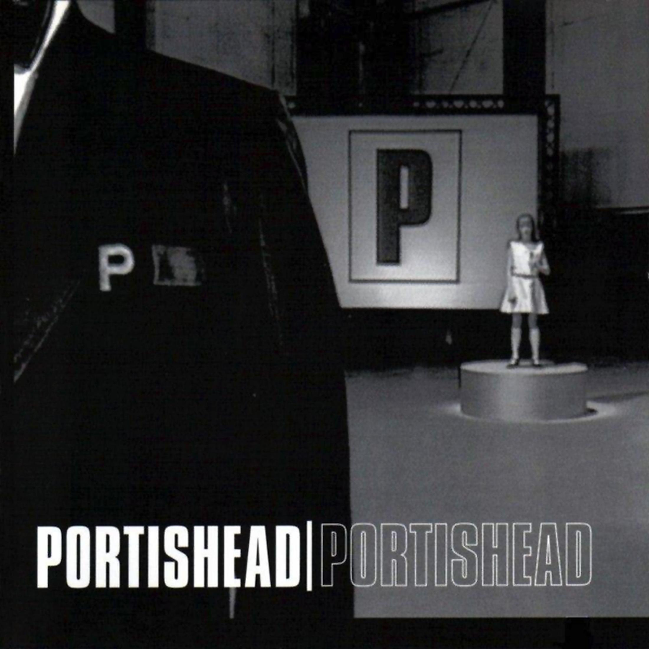 Copertina dell'album in bianco e nero con una persona in giacca e una ragazza su una piattaforma con un cartello 'P'.