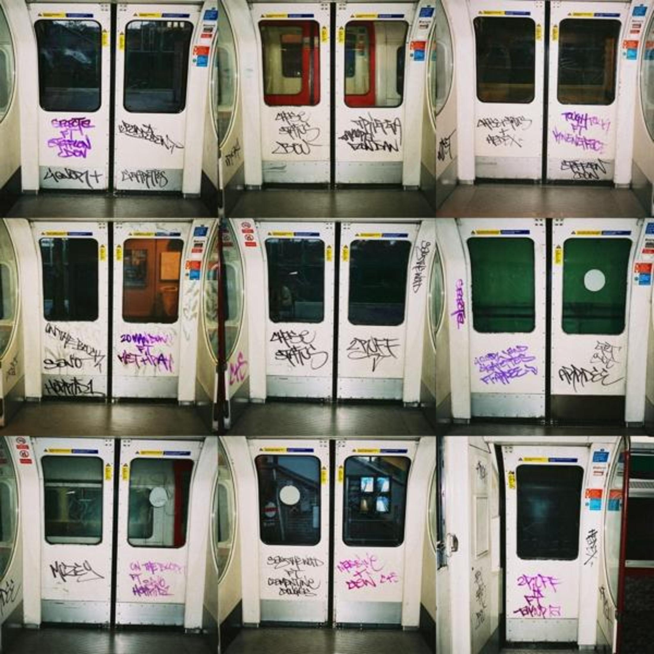Porte della metropolitana con graffiti, una rappresentazione visiva del degrado urbano.