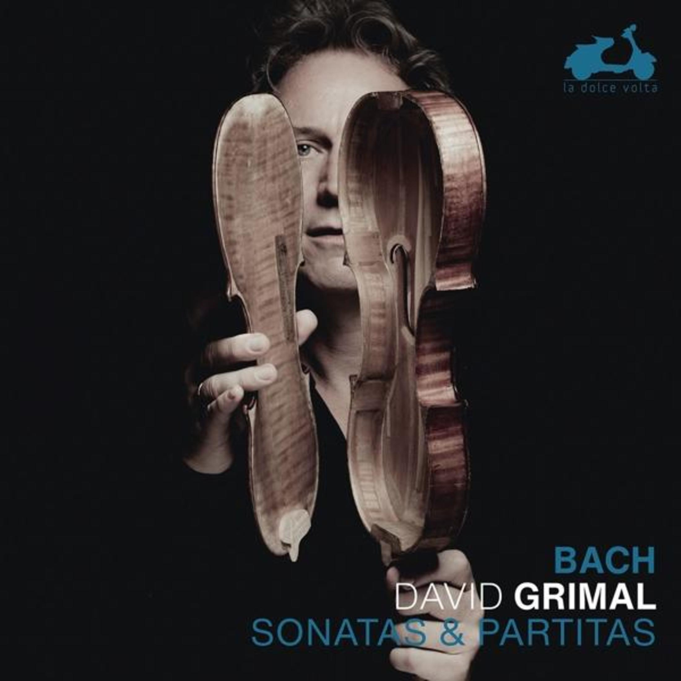 Copertina dell'album di David Grimal con un violino. Sfondo scuro con testo. In alto a destra, un logo blu di scooter.
