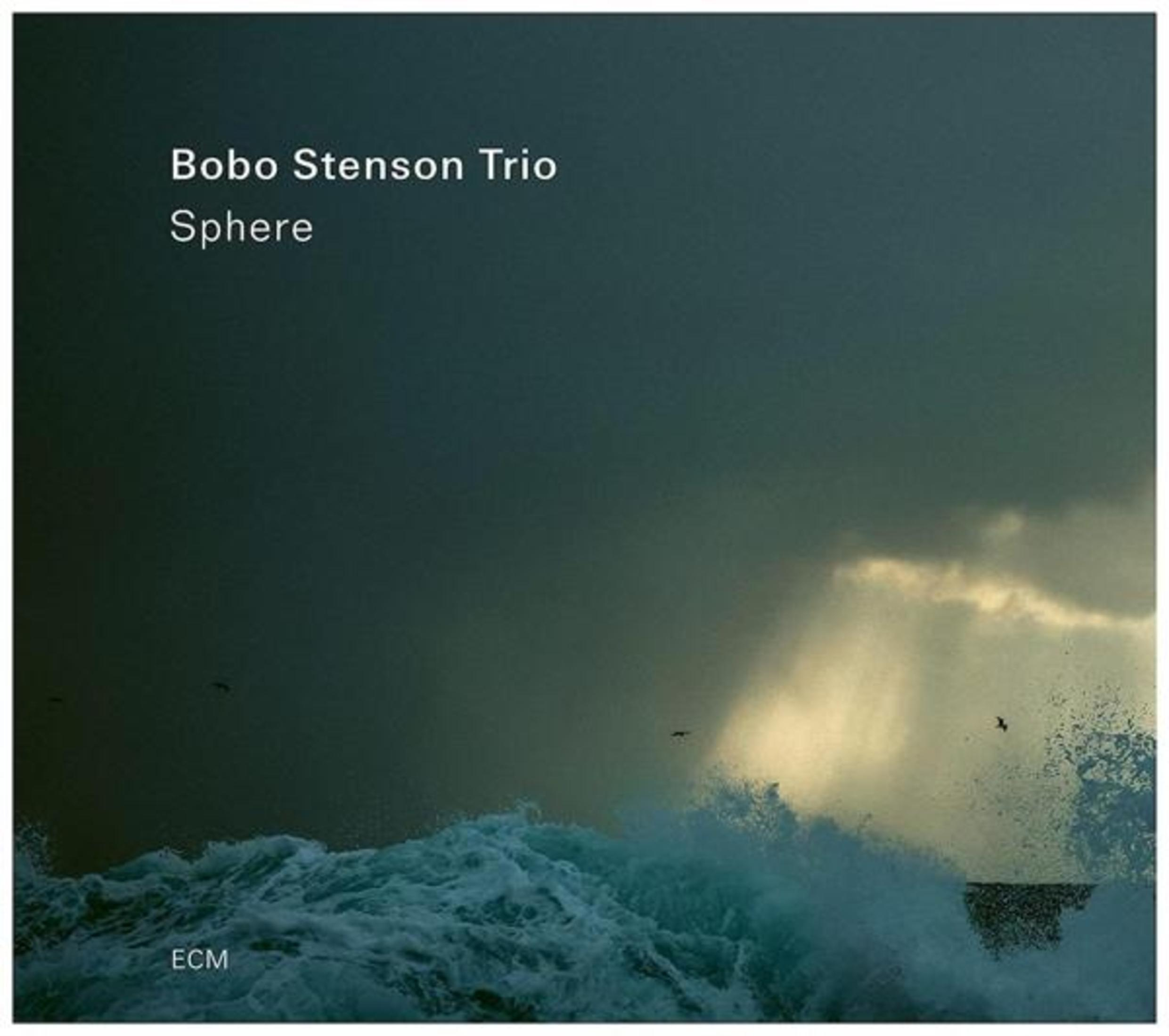 Copertina dell'album di Bobo Stenson Trio. Onde che si infrangono su un mare scuro sotto un cielo nuvoloso.
