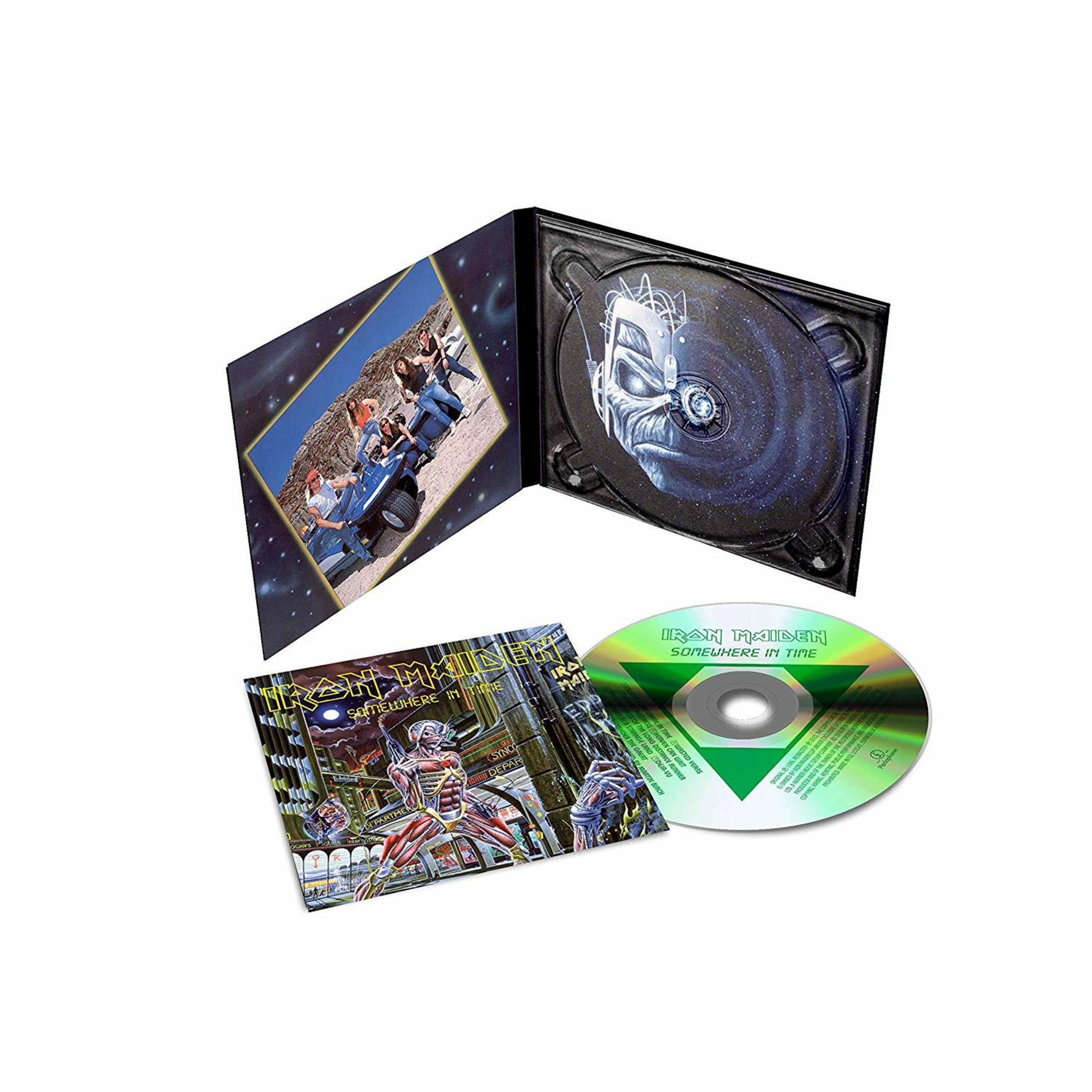 Copertina dell'album con CD e artwork, con un'immagine a tema spaziale con un teschio.
