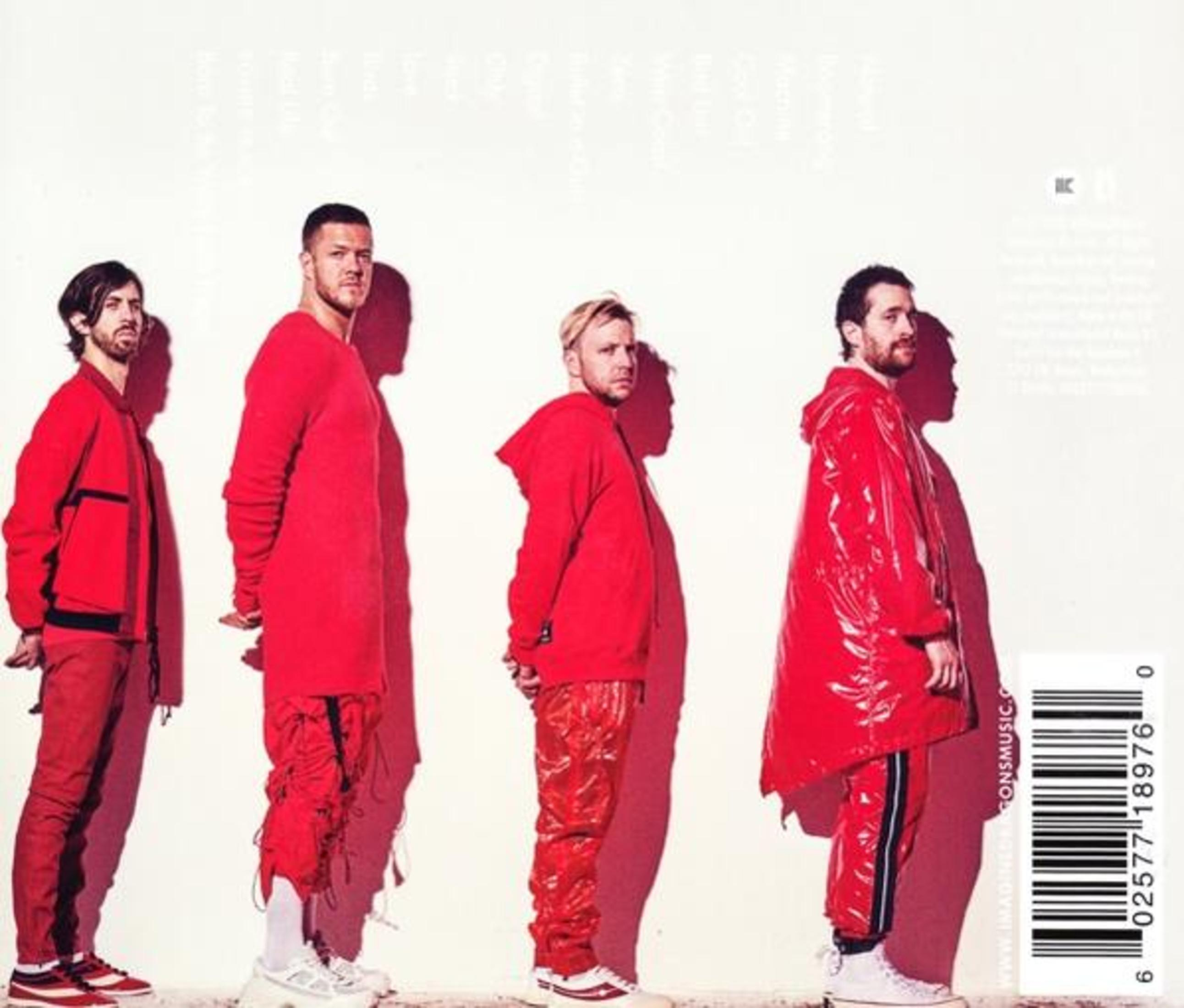 Quatre hommes en tenues rouges, profil latéral, fond blanc, pochette d'album.